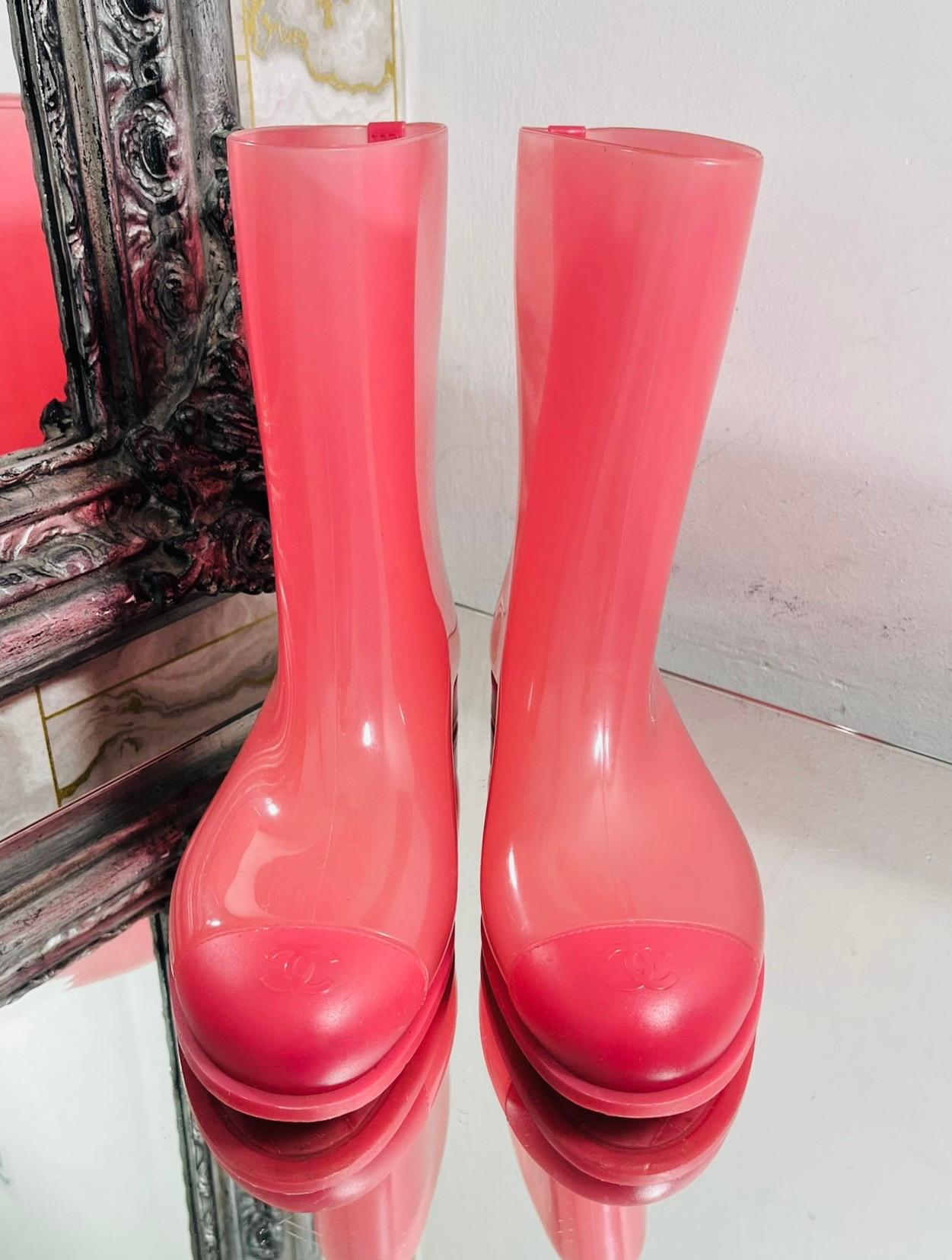 Rare Piece - Chanel 'CC' Logo Wellington Boots

Pink/watermelon coloured rain boots designed with 'CC' logo to the cap toe.

Featuring short block heel and signature diamond quilting to the soles.

Size – 41

Condition – Very Good

Composition –