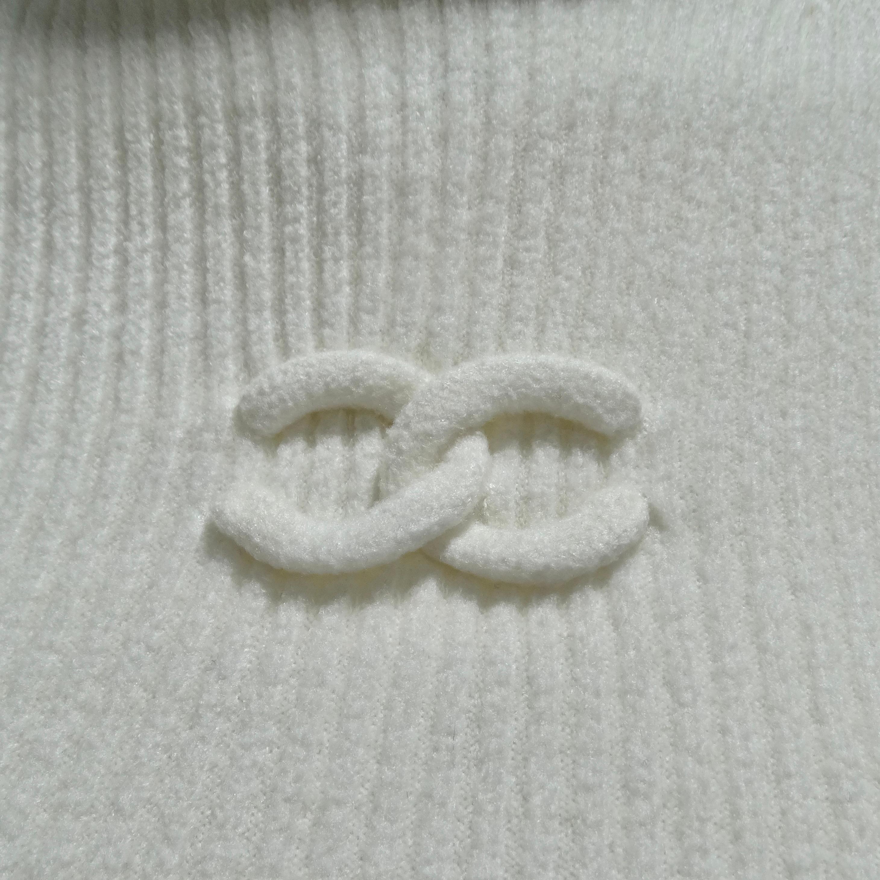 Chanel CC Logo White Rib Knit Turtleneck In Good Condition In Scottsdale, AZ