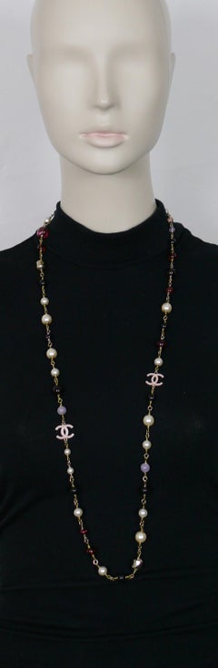 Chanel, collier de perles multicolores et fausses perles avec logo CC, 2017