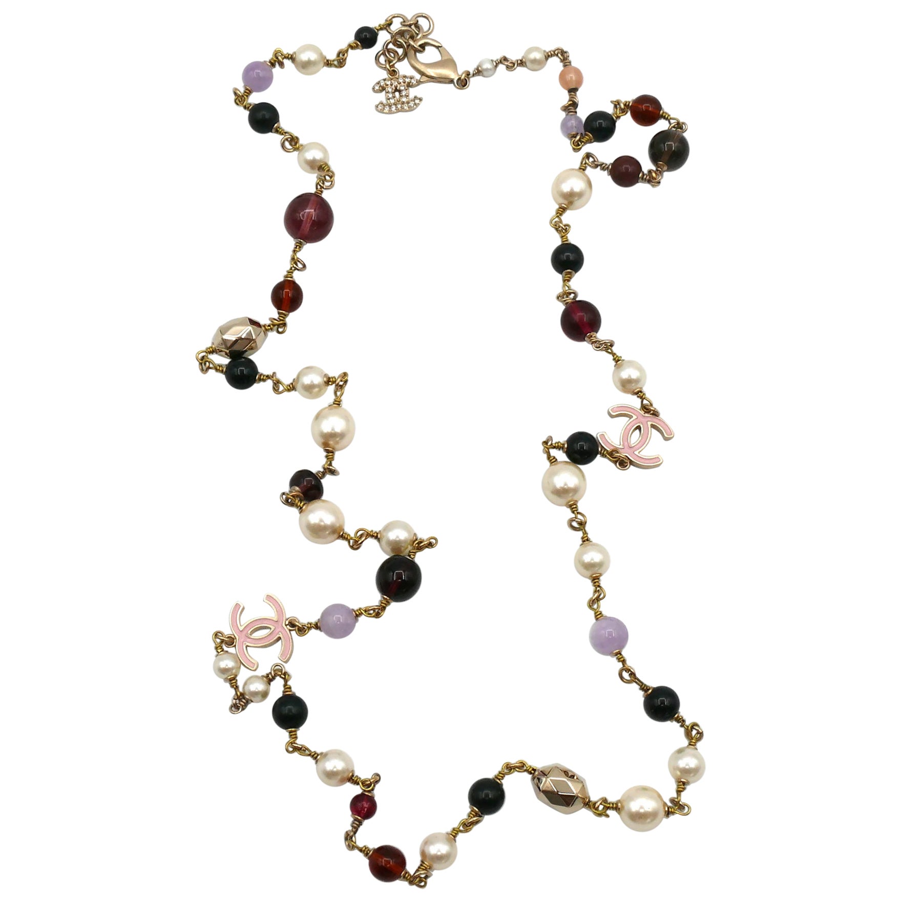 Chanel, collier de perles multicolores et fausses perles avec logo CC, 2017 en vente