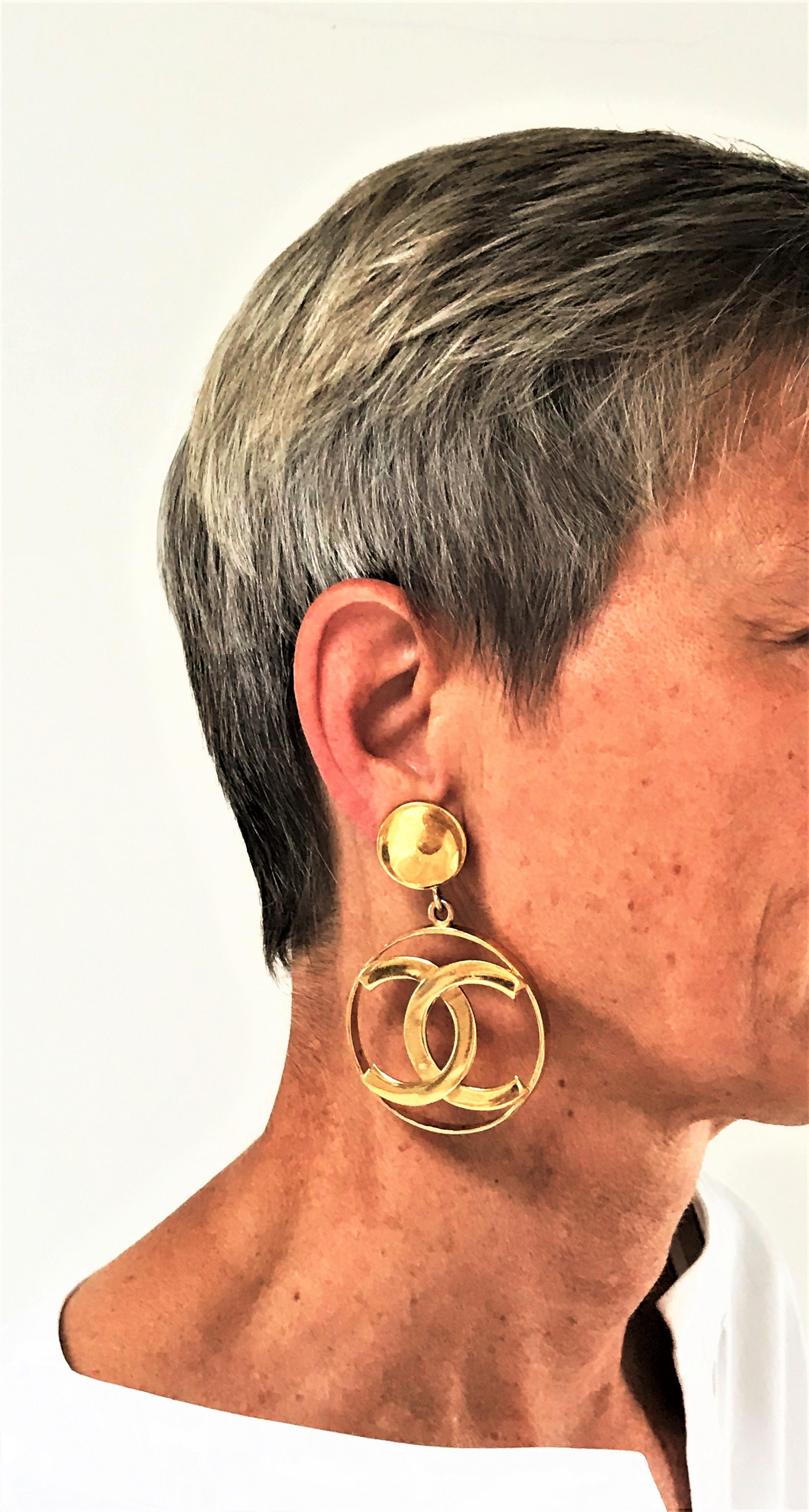 Iconic vintage Chanel Paris CC's gold plated large Logo hoop ear clips, signed CHANEL on the back.

Measurement: Full length 8 cm/3,15