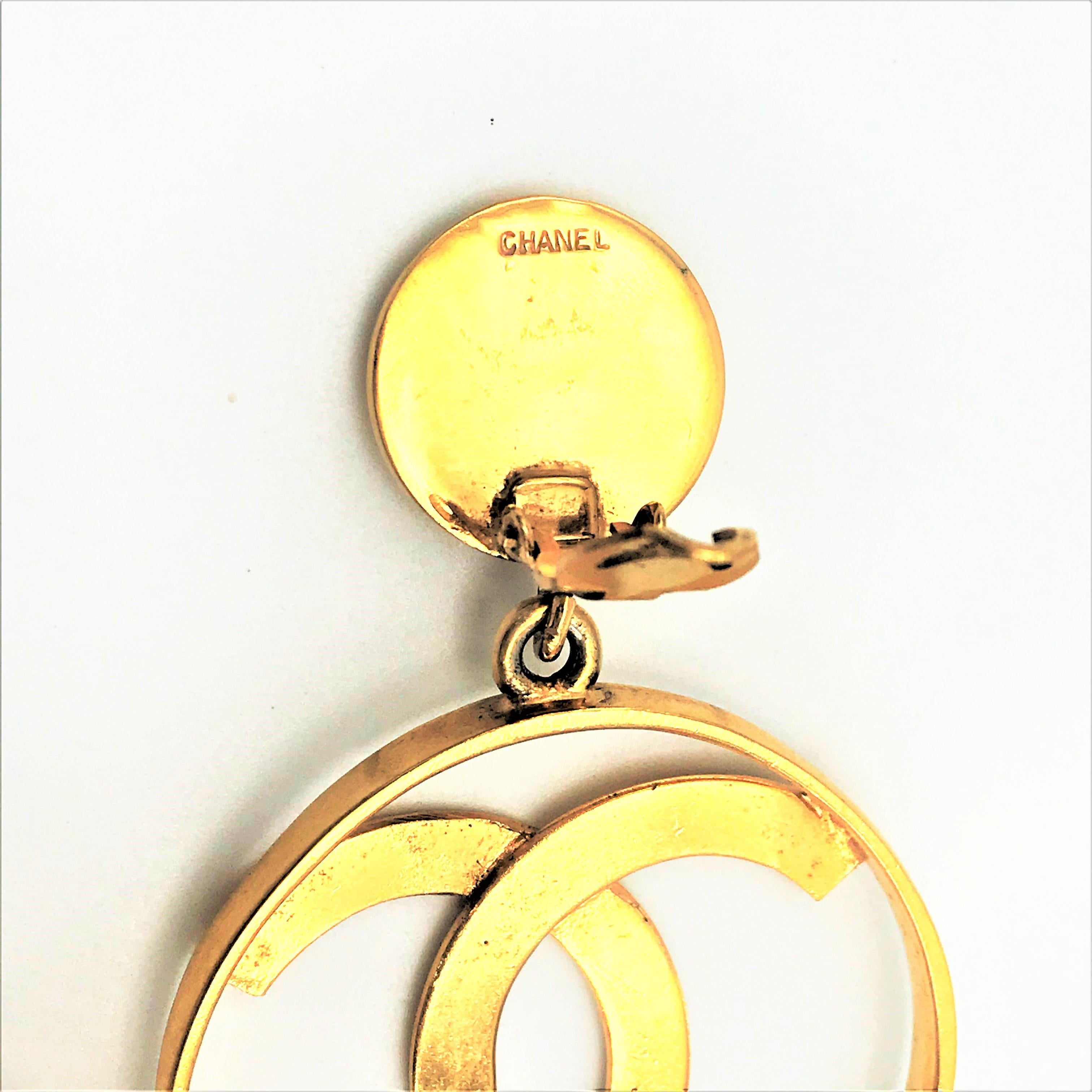 Chanel CC Logos sunburst hoop dangle ear clips gold plated In Good Condition In Stuttgart, DE
