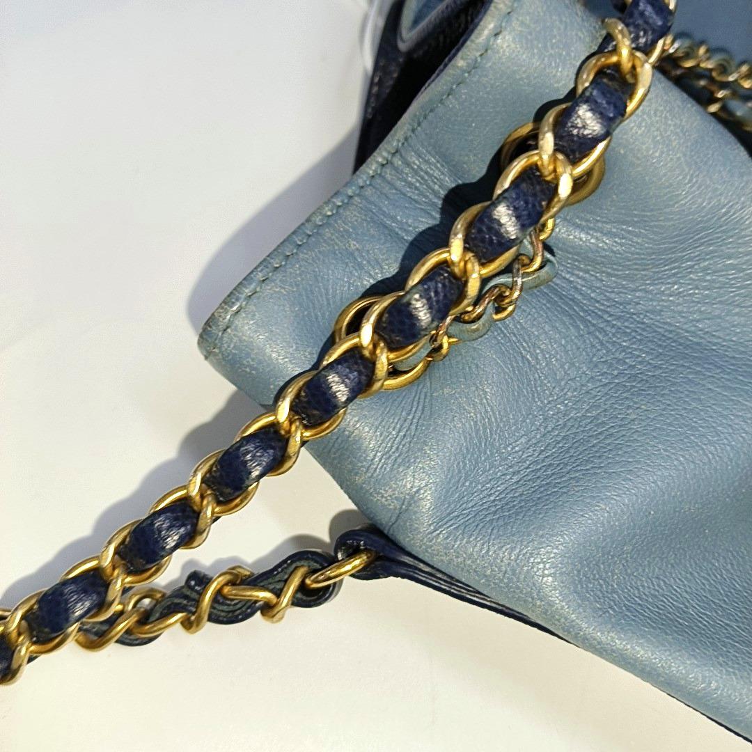 Chanel CC Lovely Chained Bucket Bag Lambskin Leather Navy Gold HW, 2018-19 For Sale 6