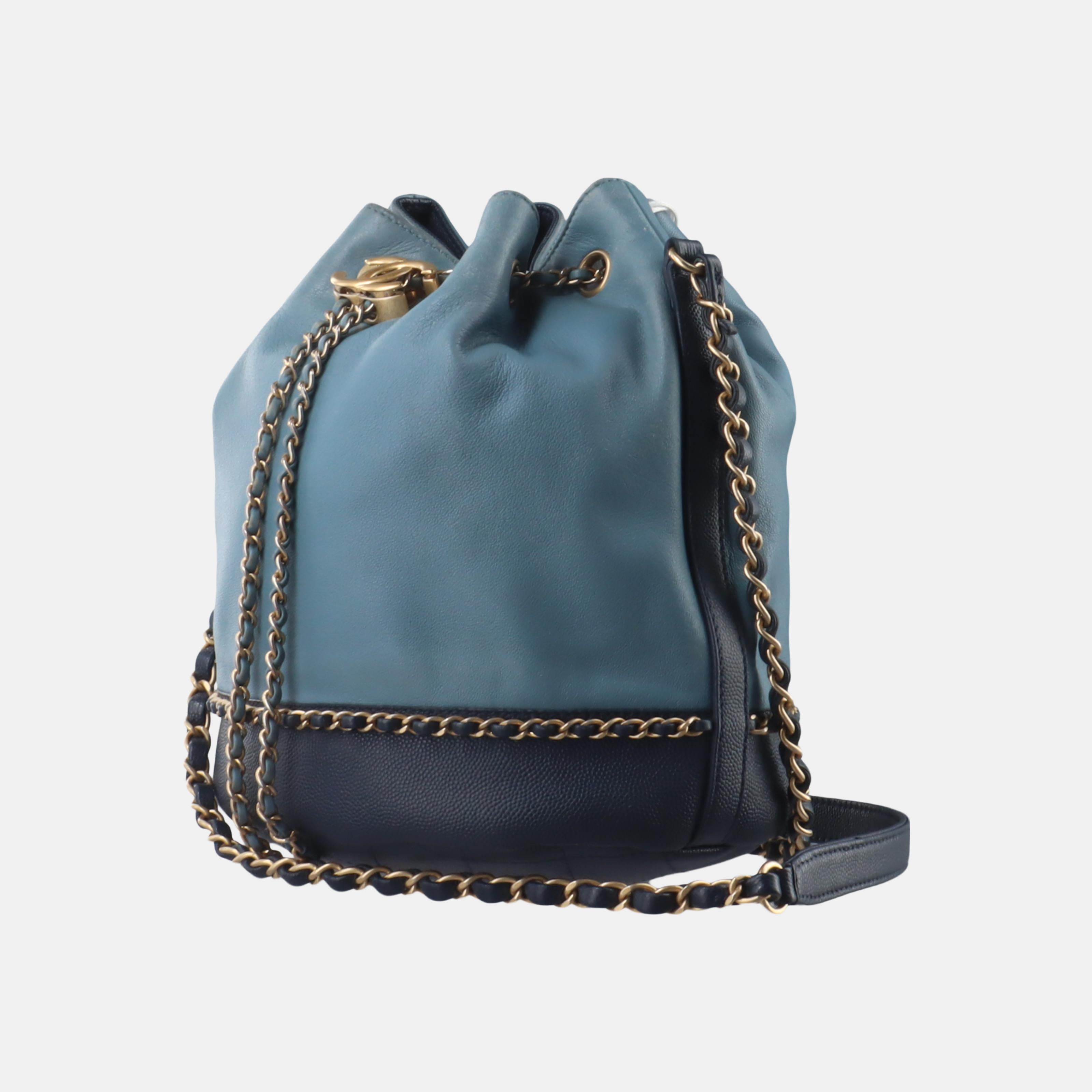 Black Chanel CC Lovely Chained Bucket Bag Lambskin Leather Navy Gold HW, 2018-19 For Sale
