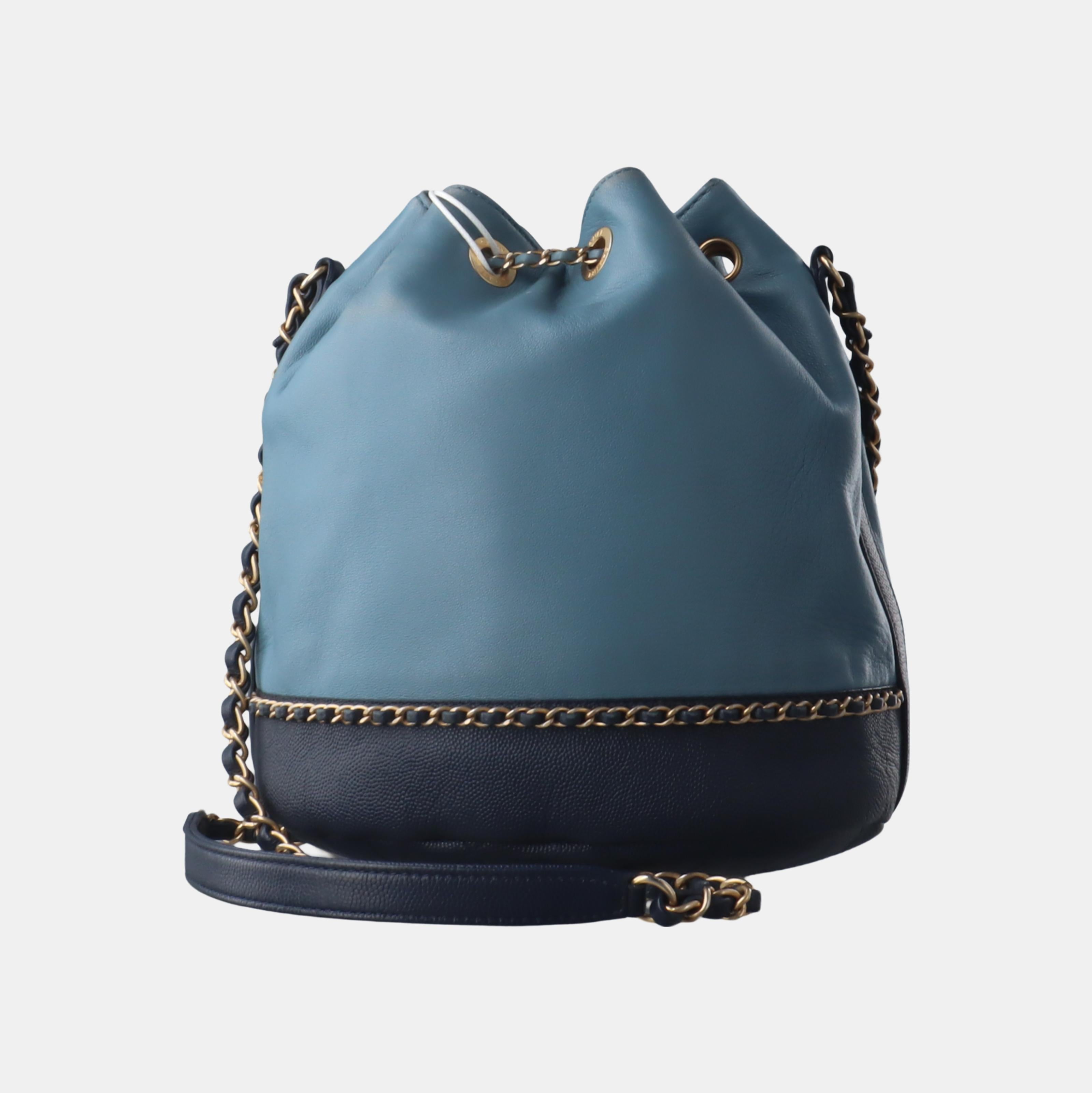 Chanel CC Lovely Chained Bucket Bag Lambskin Leather Navy Gold HW, 2018-19 In Good Condition For Sale In AUBERVILLIERS, FR