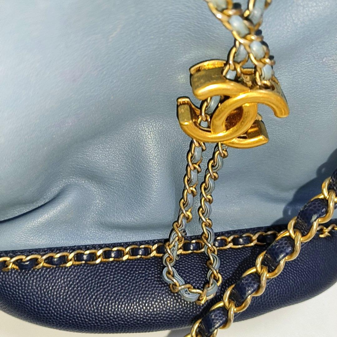 Chanel CC Lovely Chained Bucket Bag Lambskin Leather Navy Gold HW, 2018-19 For Sale 2