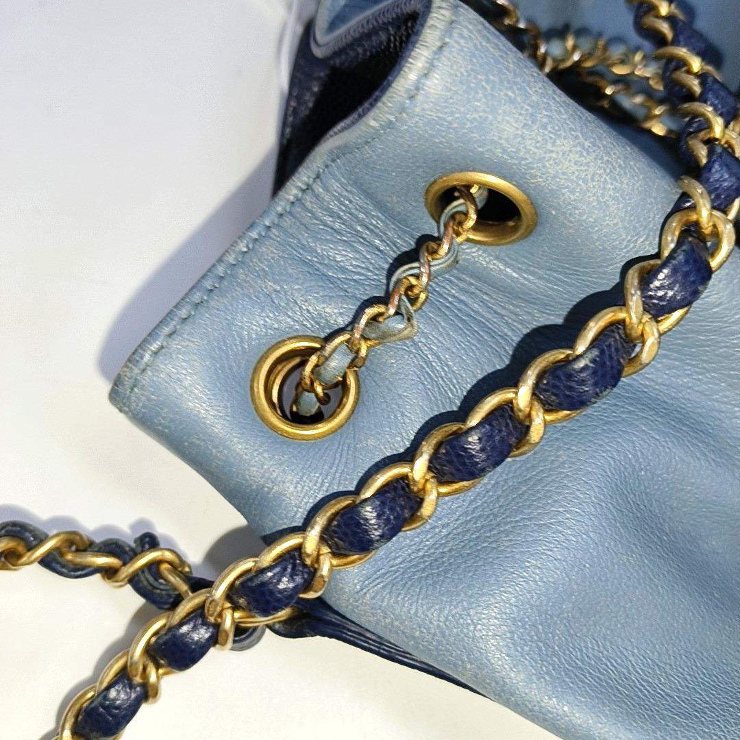 Chanel CC Lovely Chained Bucket Bag Lambskin Leather Navy Gold HW, 2018-19 For Sale 3