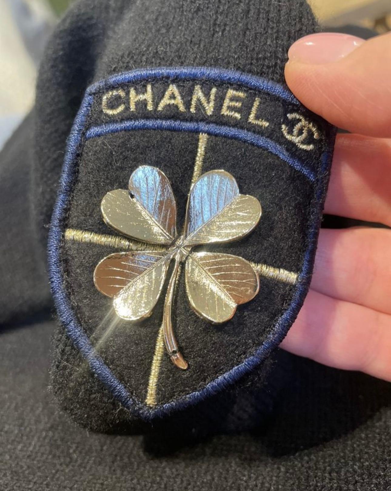 Chanel CC Lucky Clover Patch Schwarzes Kaschmirkleid mit Patch im Zustand „Hervorragend“ im Angebot in Dubai, AE
