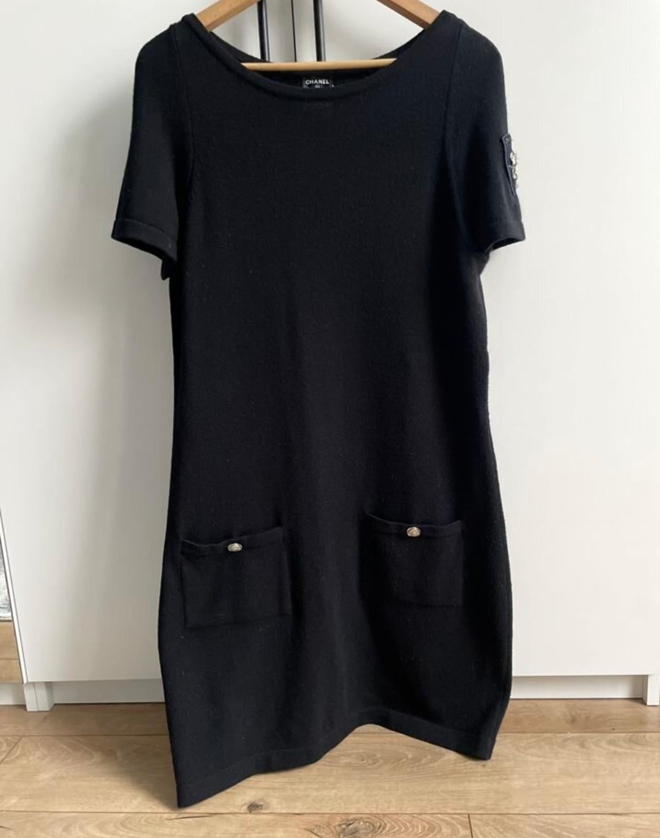 Women's or Men's Chanel CC Lucky Clover Patch Black Cashmere Dress For Sale