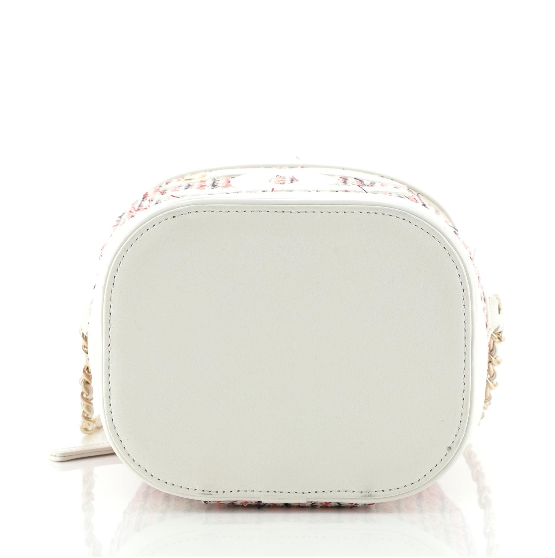Donna Chanel CC Mania Vanity Case in tweed e pelle d'agnello
