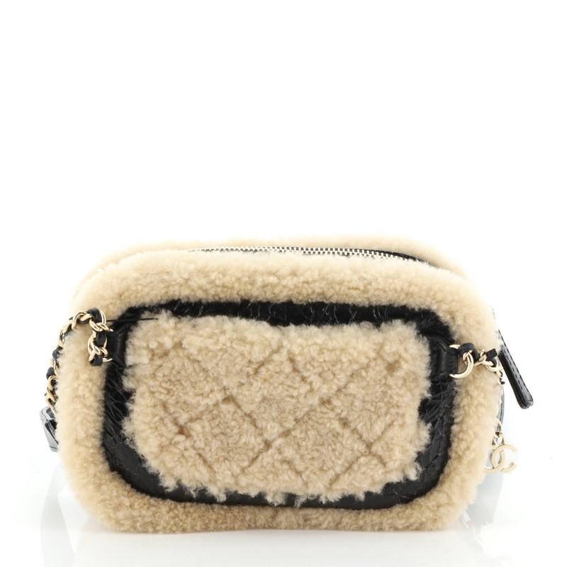 Chanel CC Mania Gürteltasche aus Schafsfell und glänzendem knautschigem Schafsleder Small im Zustand „Gut“ in NY, NY