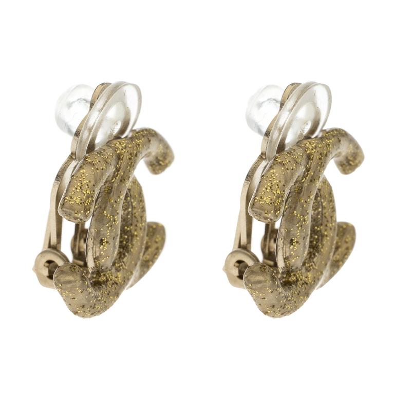 These pretty earrings from Chanel will gracefully elevate your looks. Designed in the iconic intertwined CC logo design, these earrings crafted from the resin are accented with a shimmery effect. They are secured by gold-tone backs and will look