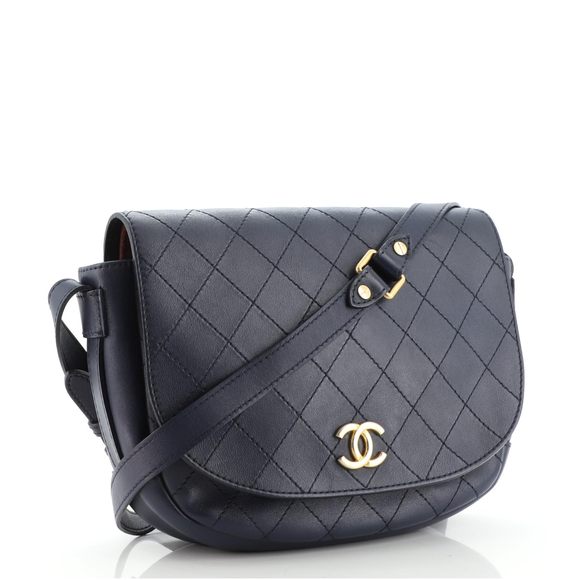 Chanel CC Messenger Bag aus gestepptem Kalbsleder Medium (Schwarz)