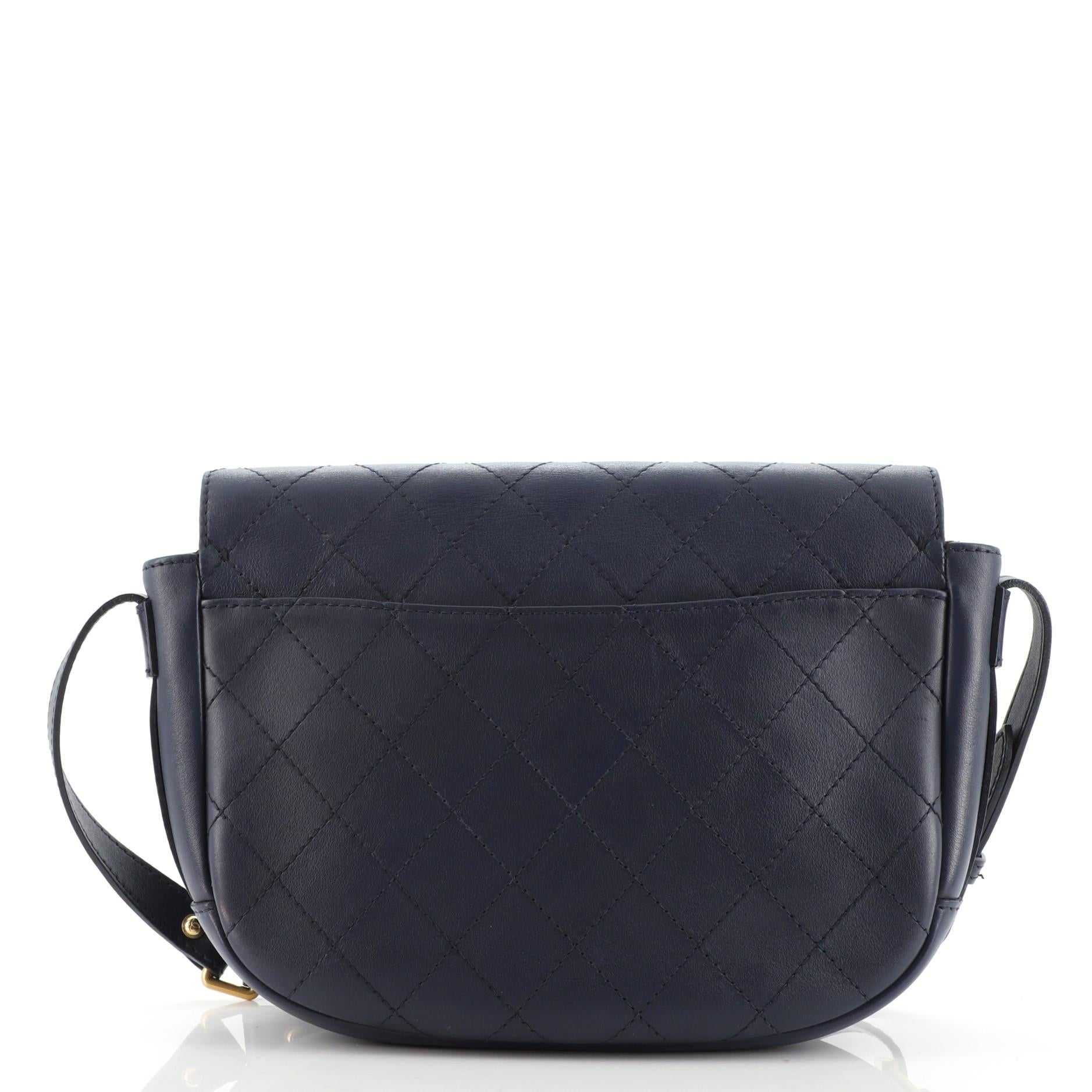 Chanel CC Messenger Bag aus gestepptem Kalbsleder Medium im Zustand „Gut“ in NY, NY