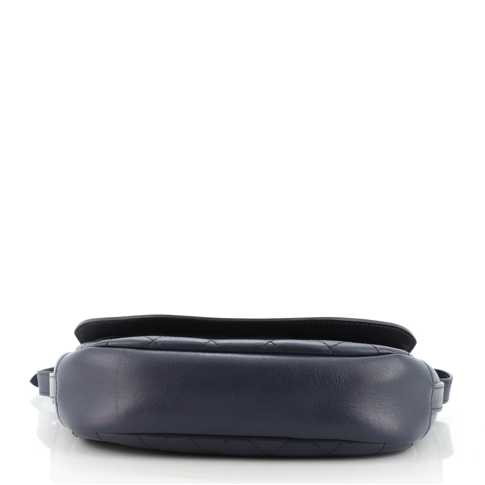 Chanel CC Messenger Bag aus gestepptem Kalbsleder Medium für Damen oder Herren