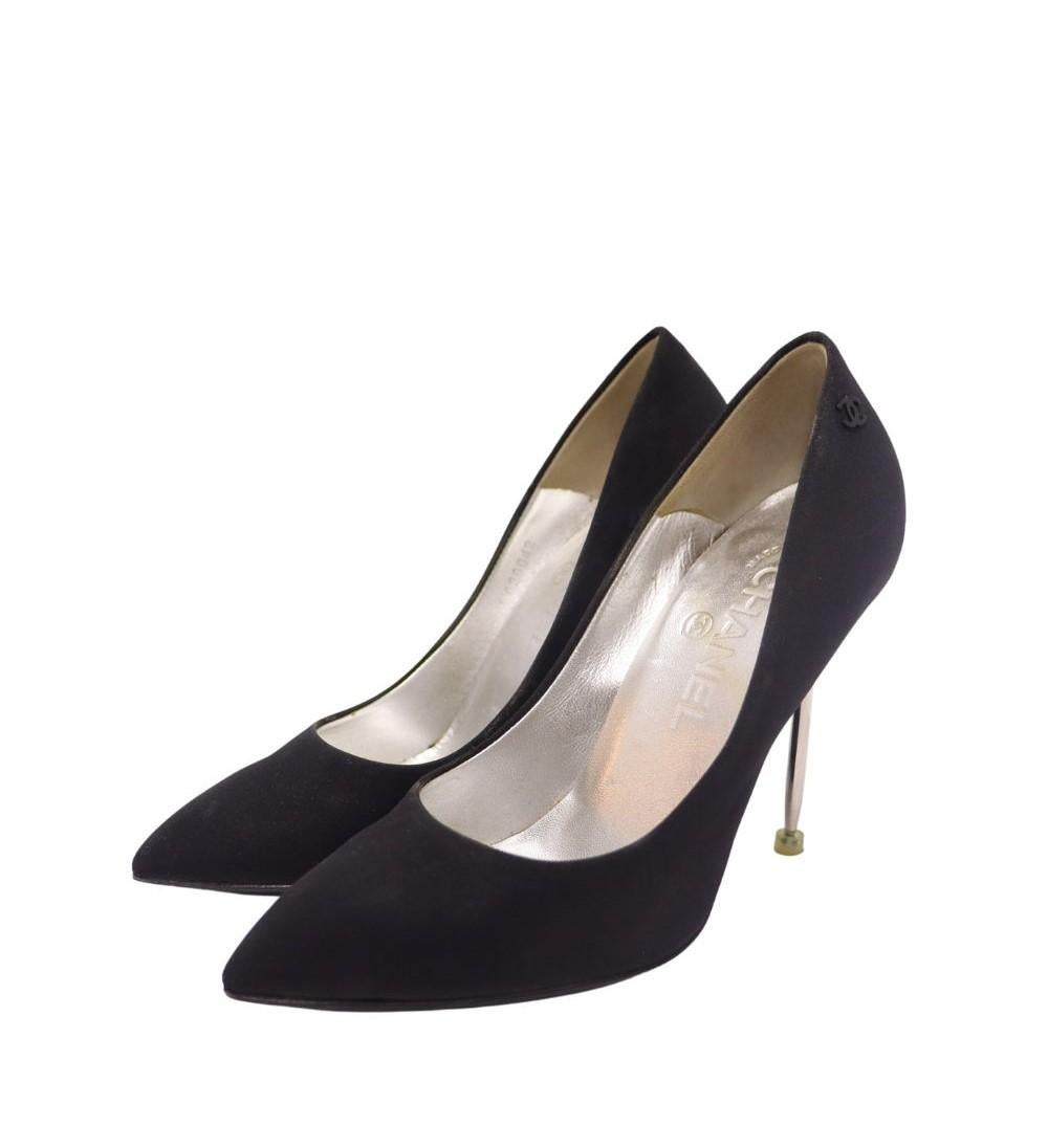 Chanel CC Metal Heel Pumps, Features a Pointed Toe, Needle Heels and CC logo.

Material: Fabric
Size: EU 36
Heel Height: 11cm
Overall Condition: Fair
Interior Condition: Signs of wear
Exterior Condition: Scuffing
