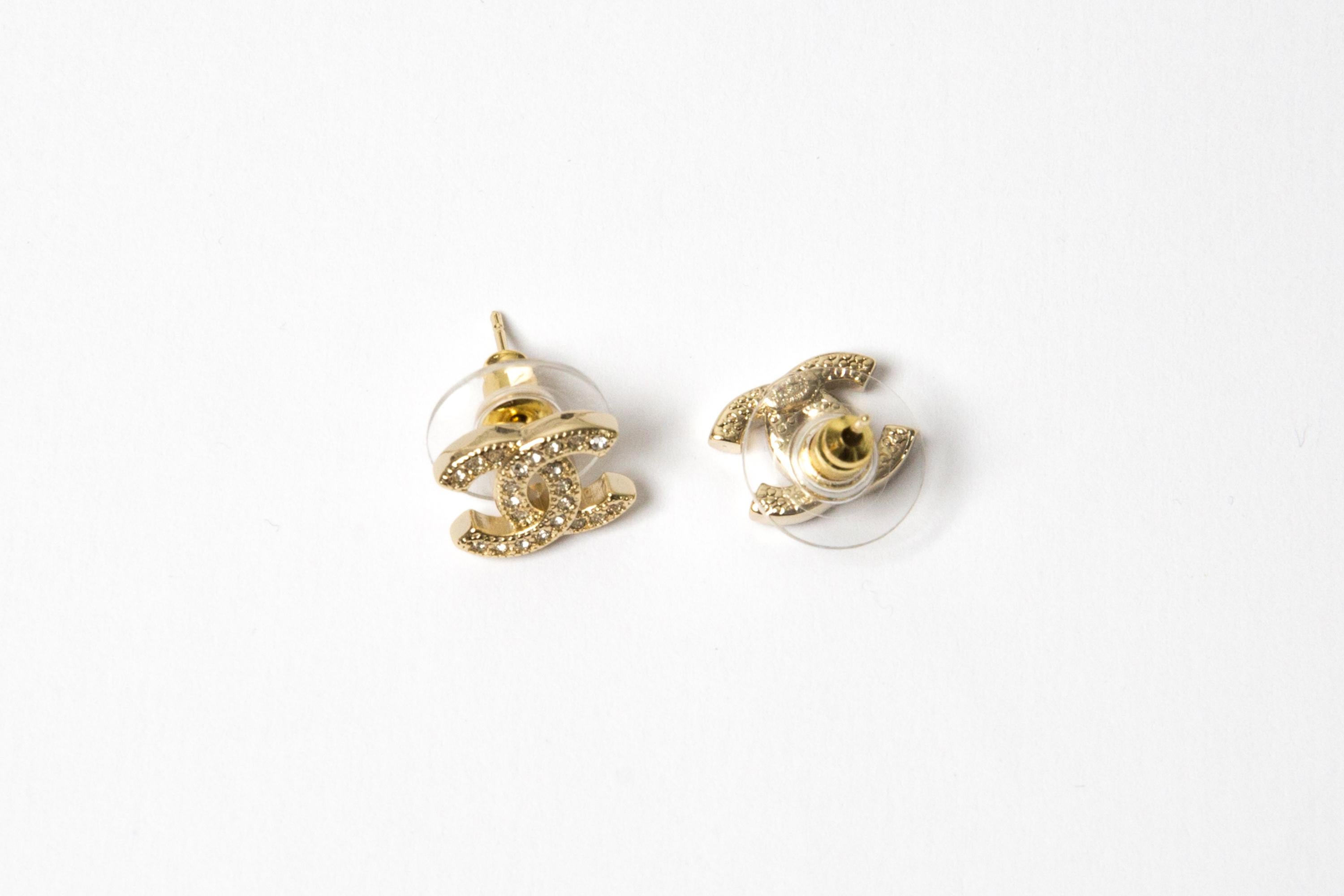 Chanel CC Mini Gold Tone and Strass Earrings In Excellent Condition For Sale In Paris, FR