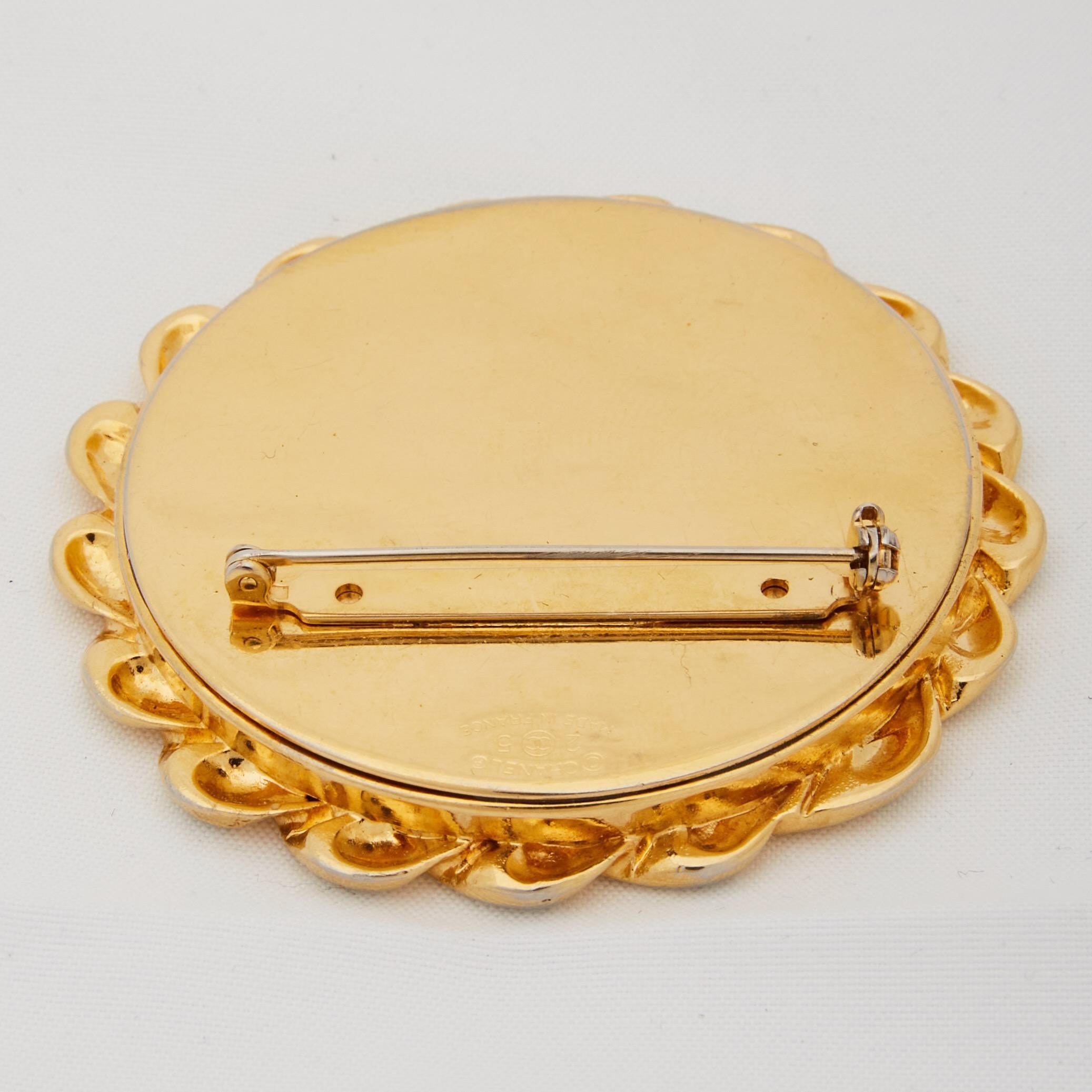 Chanel CC Mirror Gold Tone Brooch (2005) In Good Condition For Sale In Montreal, Quebec