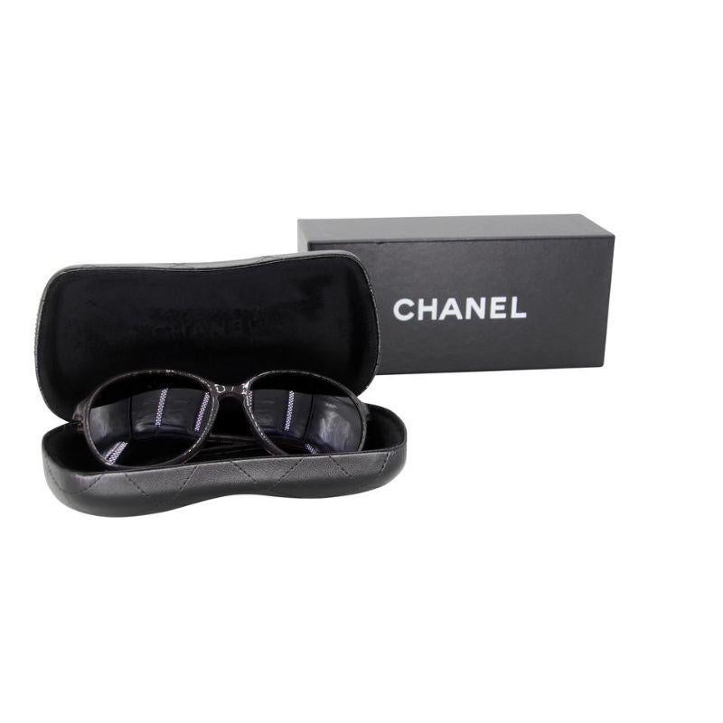 Chanel CC Monogrammierte Sonnenbrille mit Hardware Made in Italy CC-0912N-0006 im Zustand „Gut“ im Angebot in Downey, CA