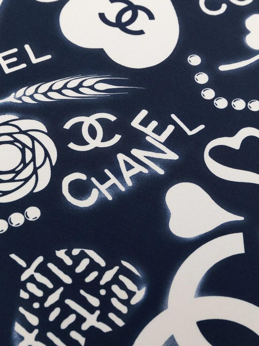 Decorated with Chanel's signature motif - camellias, pearls, four-leaf clovers and more. This pre-owned 100% silk scarf has been designed for all the Chanel enthusiasts out there. Delicately bordered with a classic pipe trim, this beautiful piece