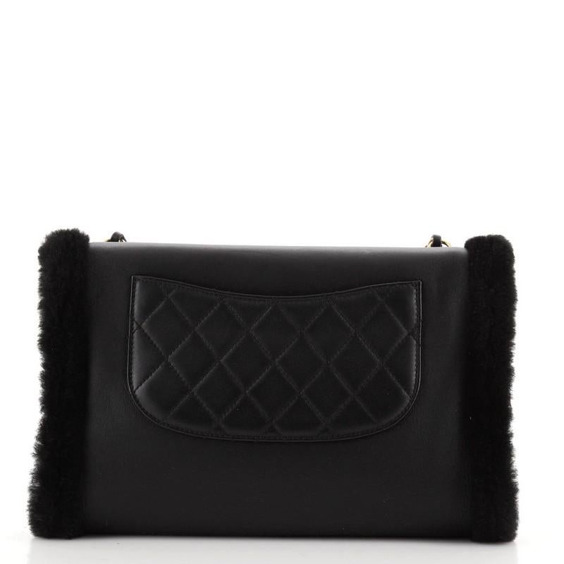 Chanel CC Muff Klappentasche aus gestepptem Lammfell und Shearling Medium (Schwarz)