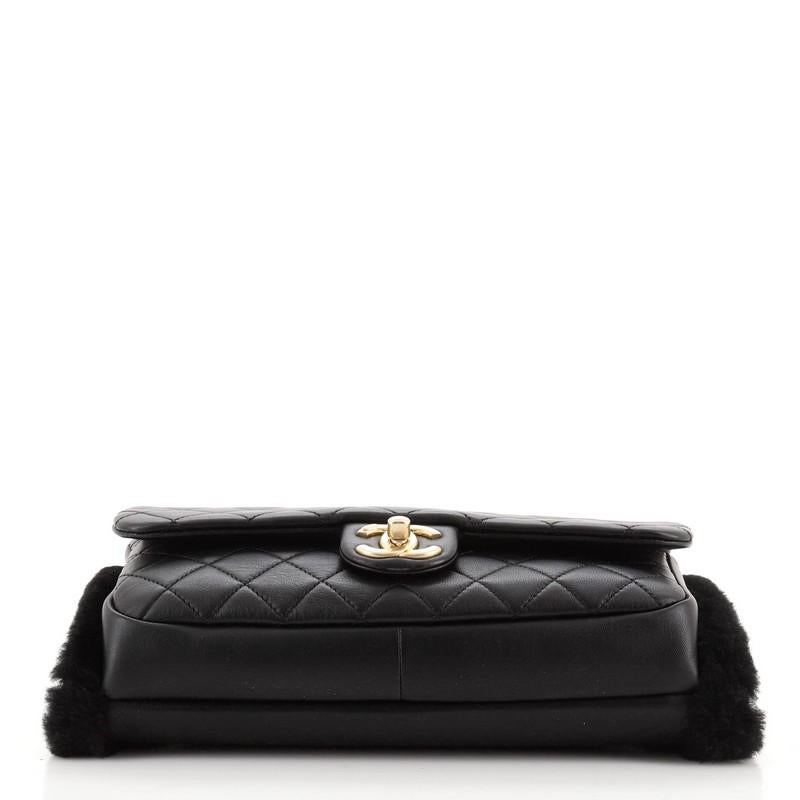 Chanel CC Muff Klappentasche aus gestepptem Lammfell und Shearling Medium im Zustand „Gut“ in NY, NY