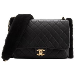 Chanel CC Muff Klappentasche aus gestepptem Lammfell und Shearling Medium