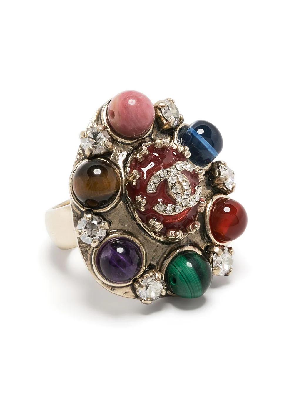 Chanel CC Mehrfarbiger, mit Edelsteinen verzierter Ring im Zustand „Hervorragend“ in London, GB