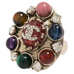 Bague Chanel CC multicolore ornée de pierres précieuses