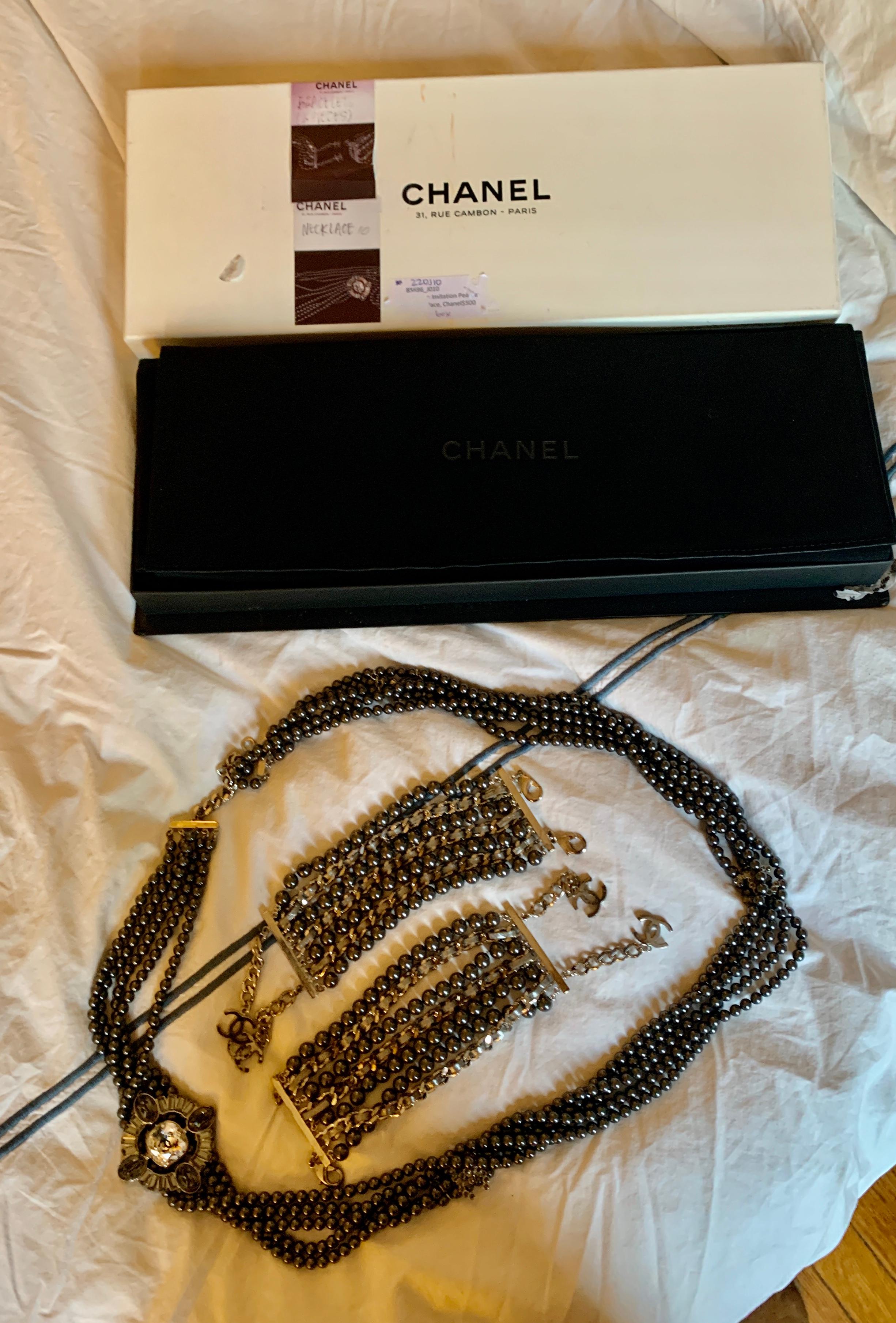 Contemporain Chanel CC Collier multibrins en perles noires et strass et 2 bracelets Boîte et pochette en vente
