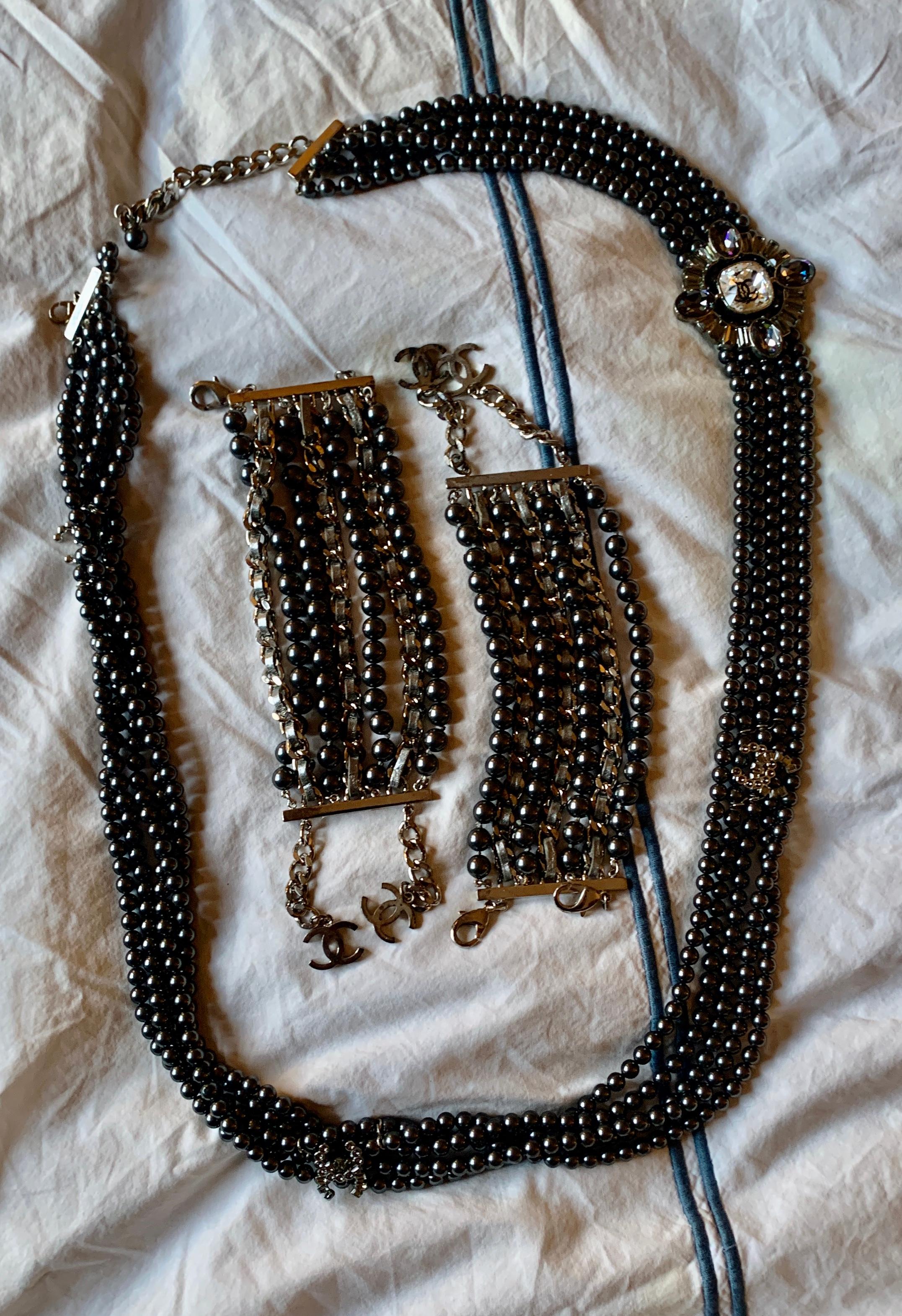 Chanel CC Mehrstrang Schwarz Perle Strass Halskette und 2 Armbänder Box Beutel im Zustand „Gut“ im Angebot in New York, NY
