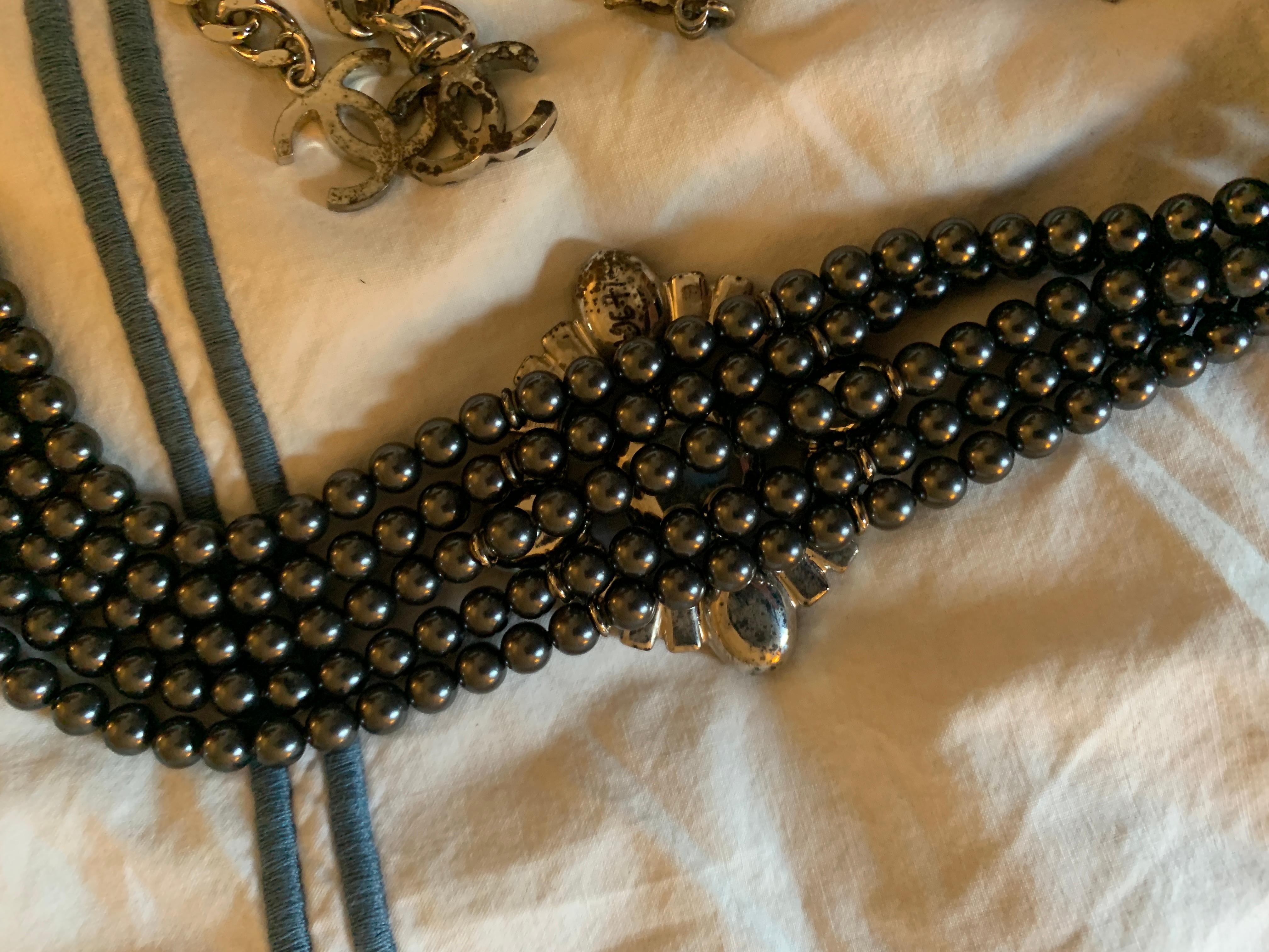 Chanel CC Collier multibrins en perles noires et strass et 2 bracelets Boîte et pochette en vente 1