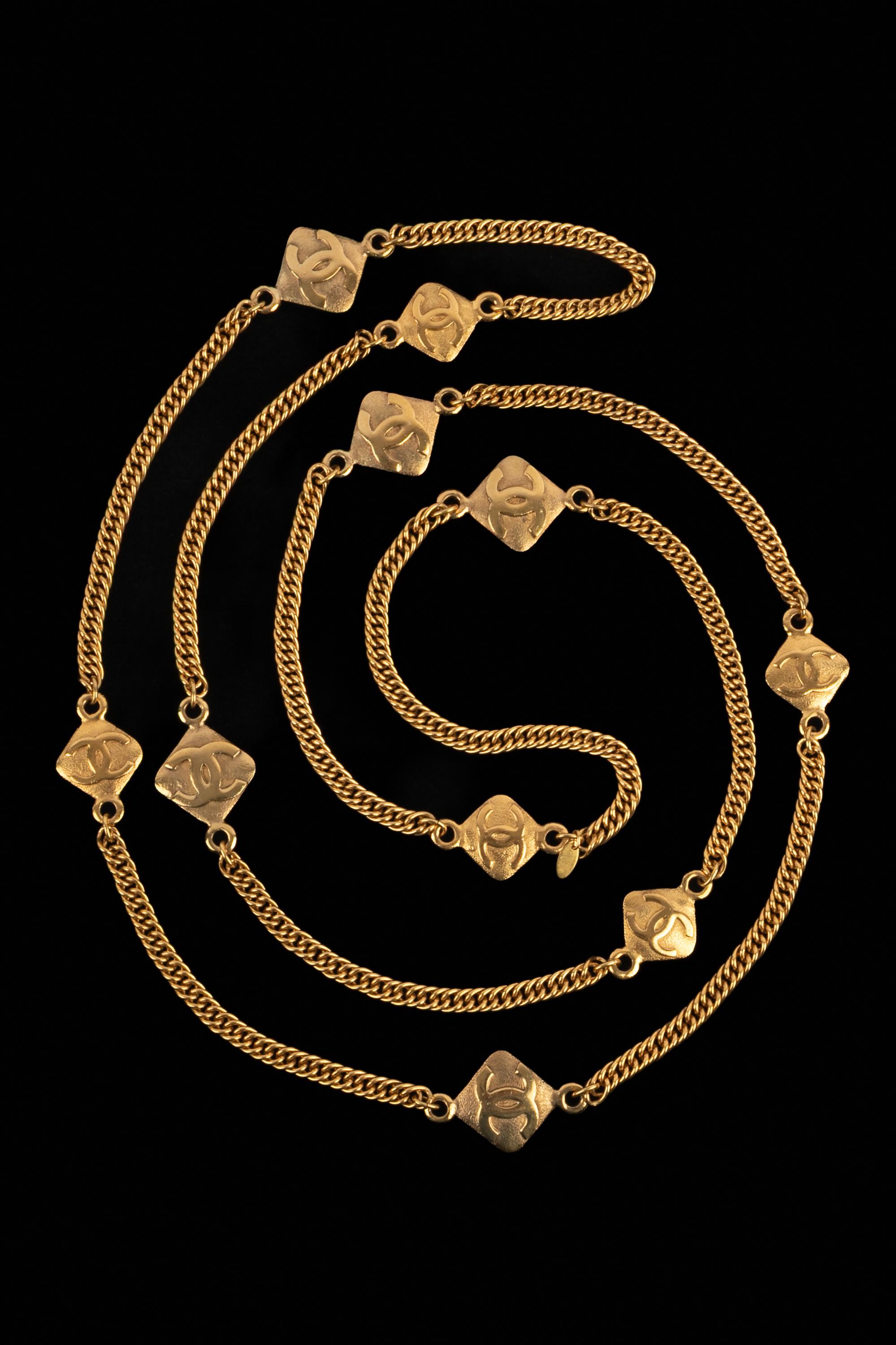 CHANEL - (Made in France) Long golden metal necklace with triangular medallions centered with cc logos. A 2cc9 Collection.

Condition:
Very good condition

Dimensions:
Length: 180 cm

SKU:CB221