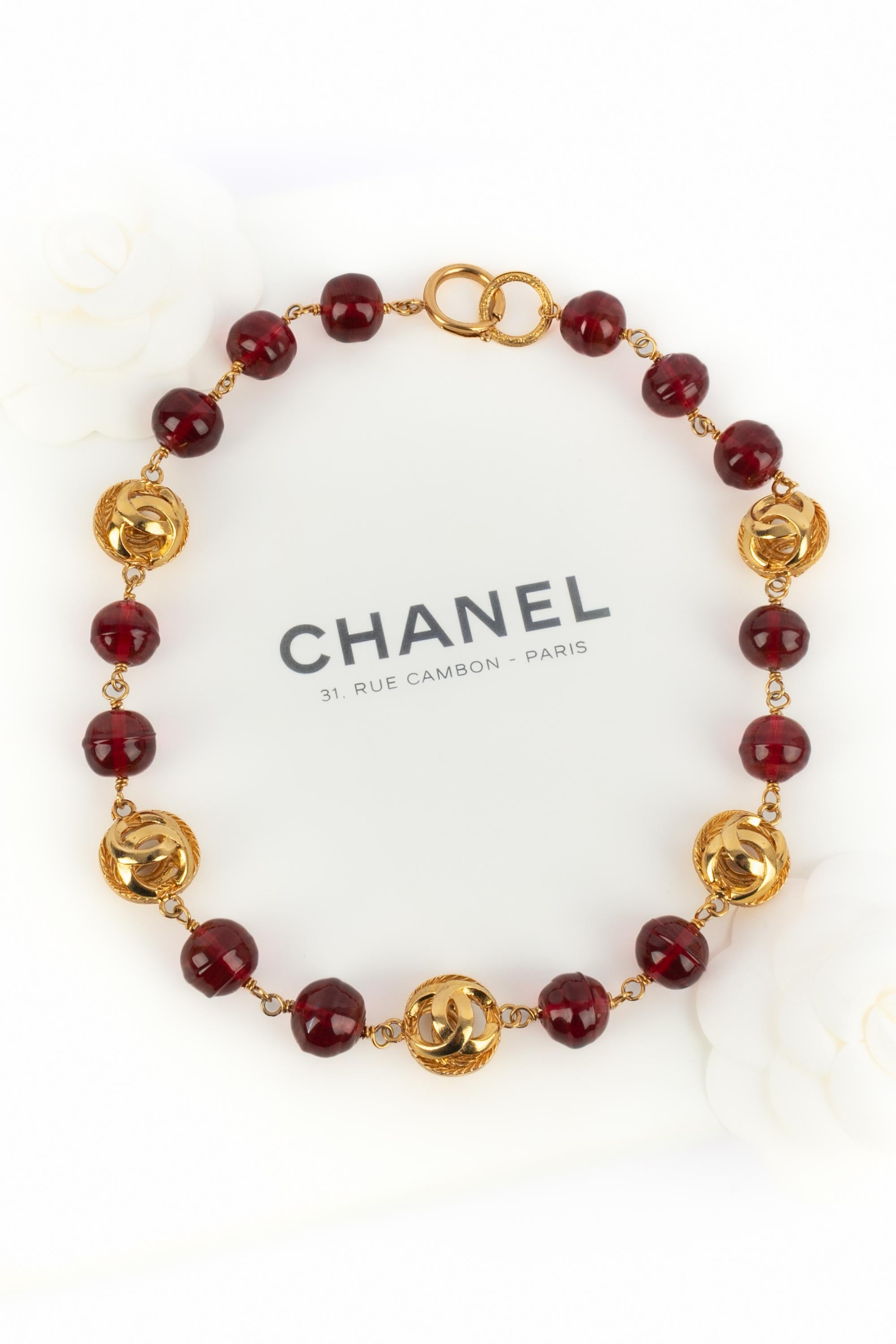 CHANEL -(Made in France) Collier court en pâte de verre rouge avec des éléments cc en métal doré. Collectional printemps-été 1990 sous la direction artistique de Karl Lagerfeld.

Condit :
Très bon état.

Dimensions :
Longueur : 47 cm

SKU:CB43