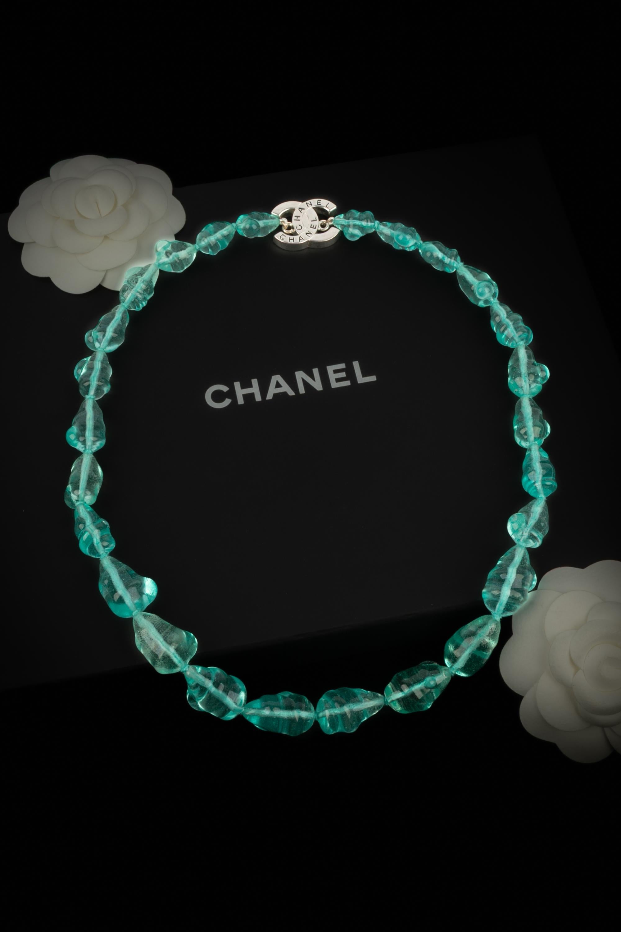 CHANEL - (Made in France) Collana di perle di vetro verde barocco con chiusura a pressione in metallo argentato. Collezione Primavera-Estate 1998 sotto la direzione artistica di Karl Lagerfeld.

Condizioni:
Ottime condizioni

Dimensioni:
Lunghezza:
