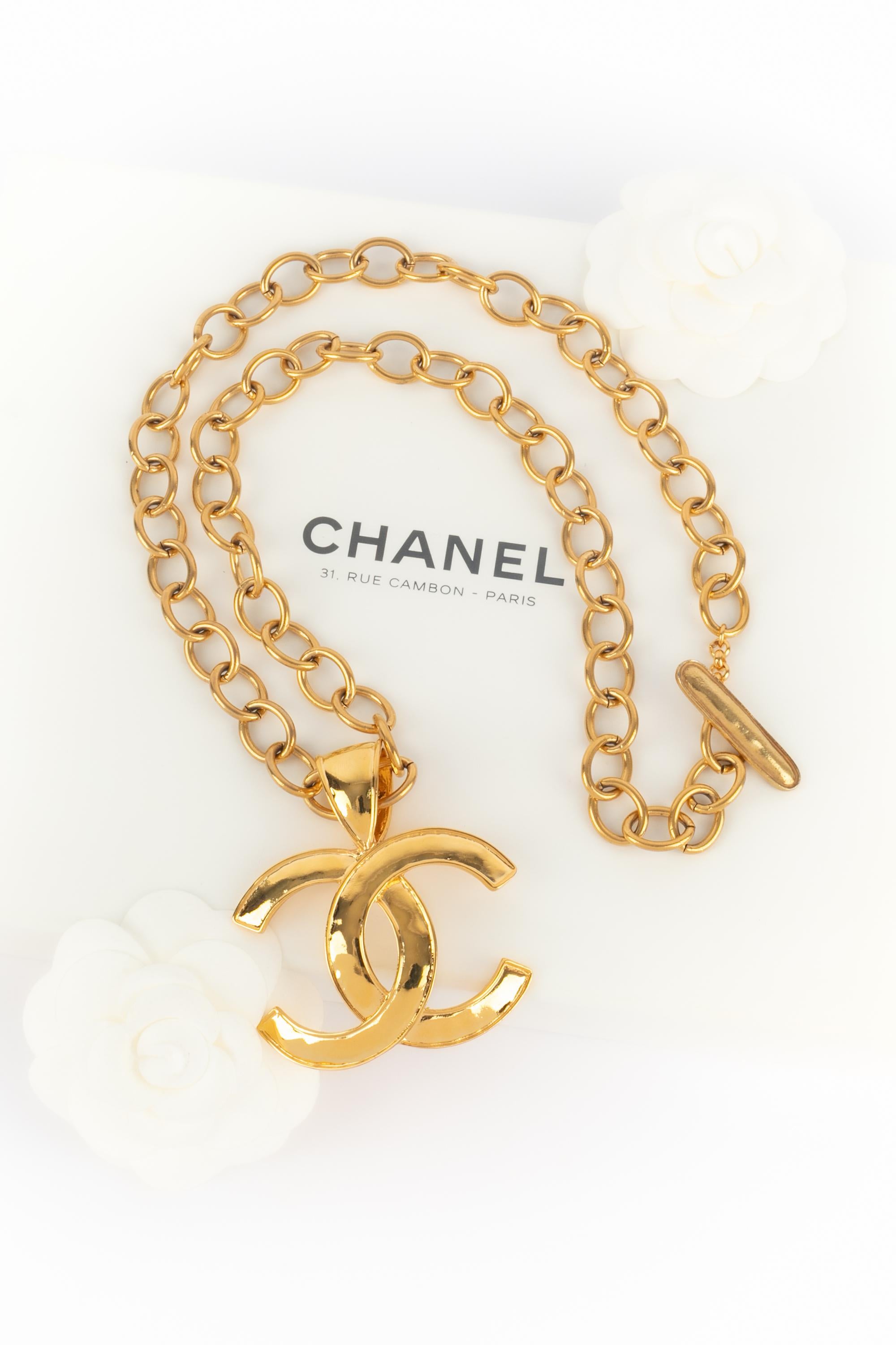 Chanel - (Made in France) Collana con ciondolo in metallo dorato. Collezione Autunno-Inverno 1994 sotto la direzione artistica di Karl Lagerfeld.

Condizioni:
Ottime condizioni

Dimensioni:
Lunghezza: 78 cm - Ciondolo: 7 cm x 7 cm

SKU:CB236