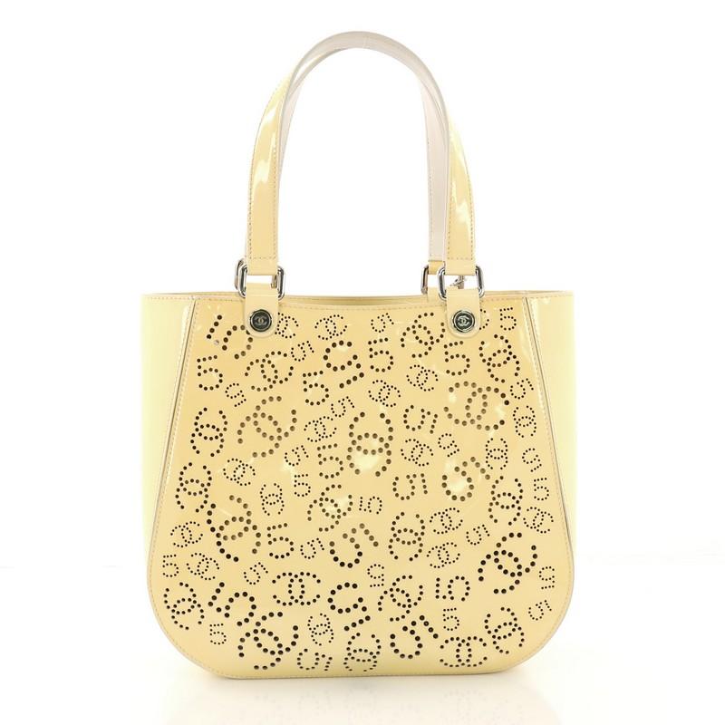 Chanel CC No.5 Shopping Tote Perforated Patent Medium im Zustand �„Gut“ in NY, NY