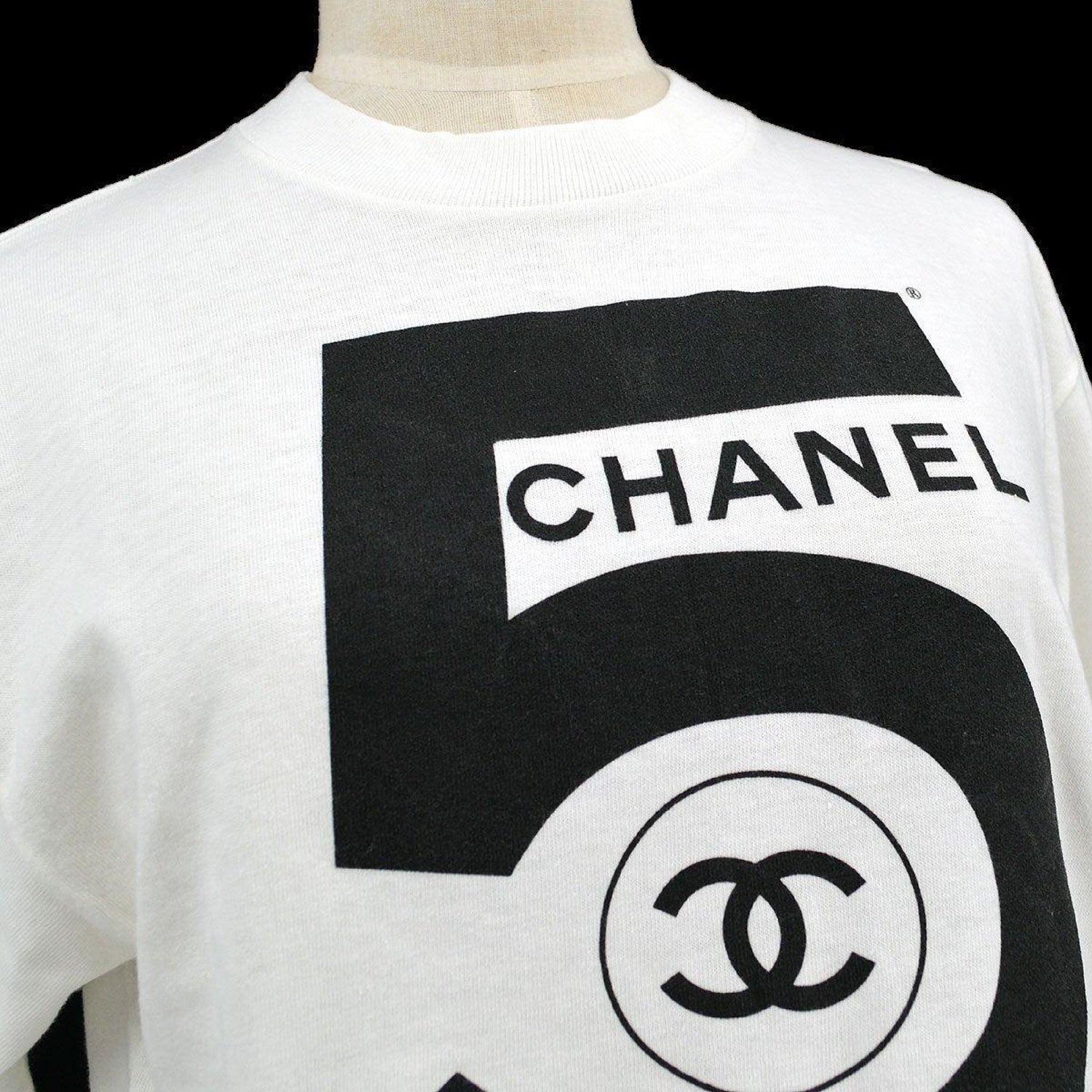 CHANEL CC Number 5 White and Black Cotton Women's Short Sleeve T-shirt For  Sale at 1stDibs | chanel 5 shirt, chanel no 5 shirt, white chanel t shirt