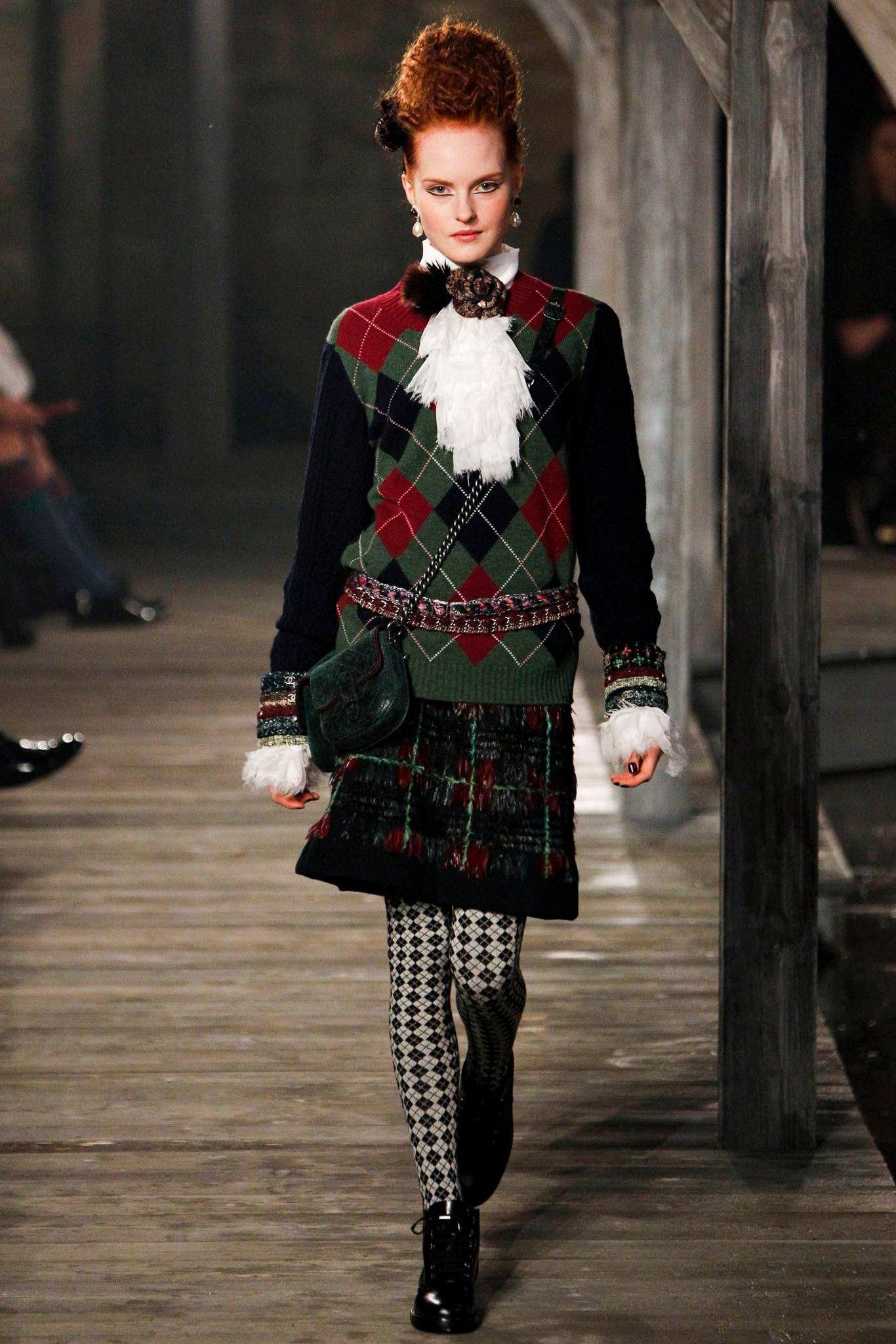 Chanel tartan cashmere dress with CC Patch from Paris / EDINBURGH Collection.
Size mark 36 FR. Kept unworn.