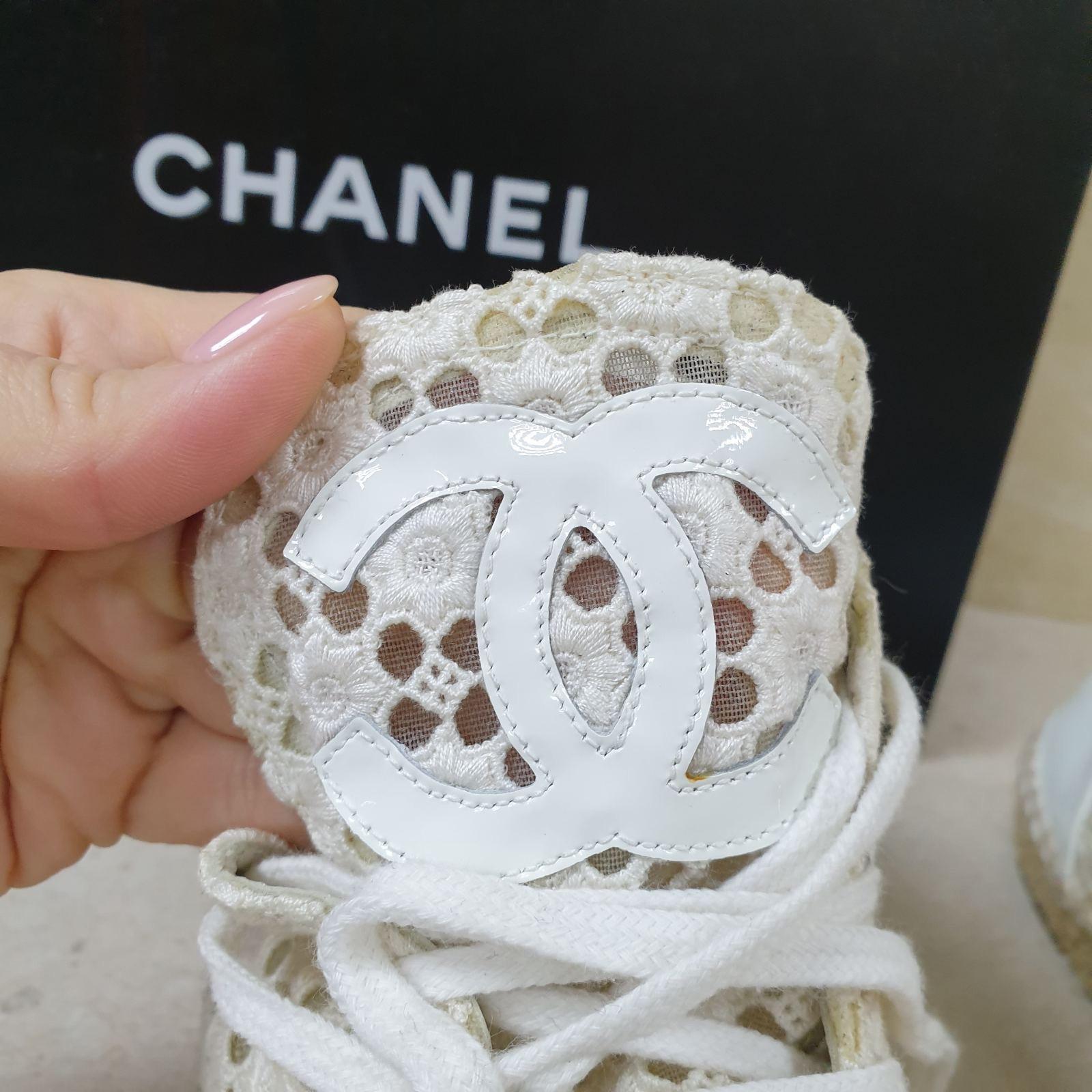 Chanel's Espadrilles zum Schnüren in Ecru Crochet, mit dem Markenzeichen der Marke, dem ineinander greifenden CC-Logo auf der Zunge in Ecru Lackleder, haben eine dicke Jutesohle und eine verstärkte Spitze, die eine bequeme und stützende Passform