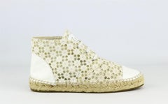 Chanel - Espadrilles en cuir verni avec bordure en crochet CC