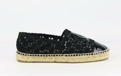 Chanel - Espadrilles en cuir verni avec bordure en crochet CC