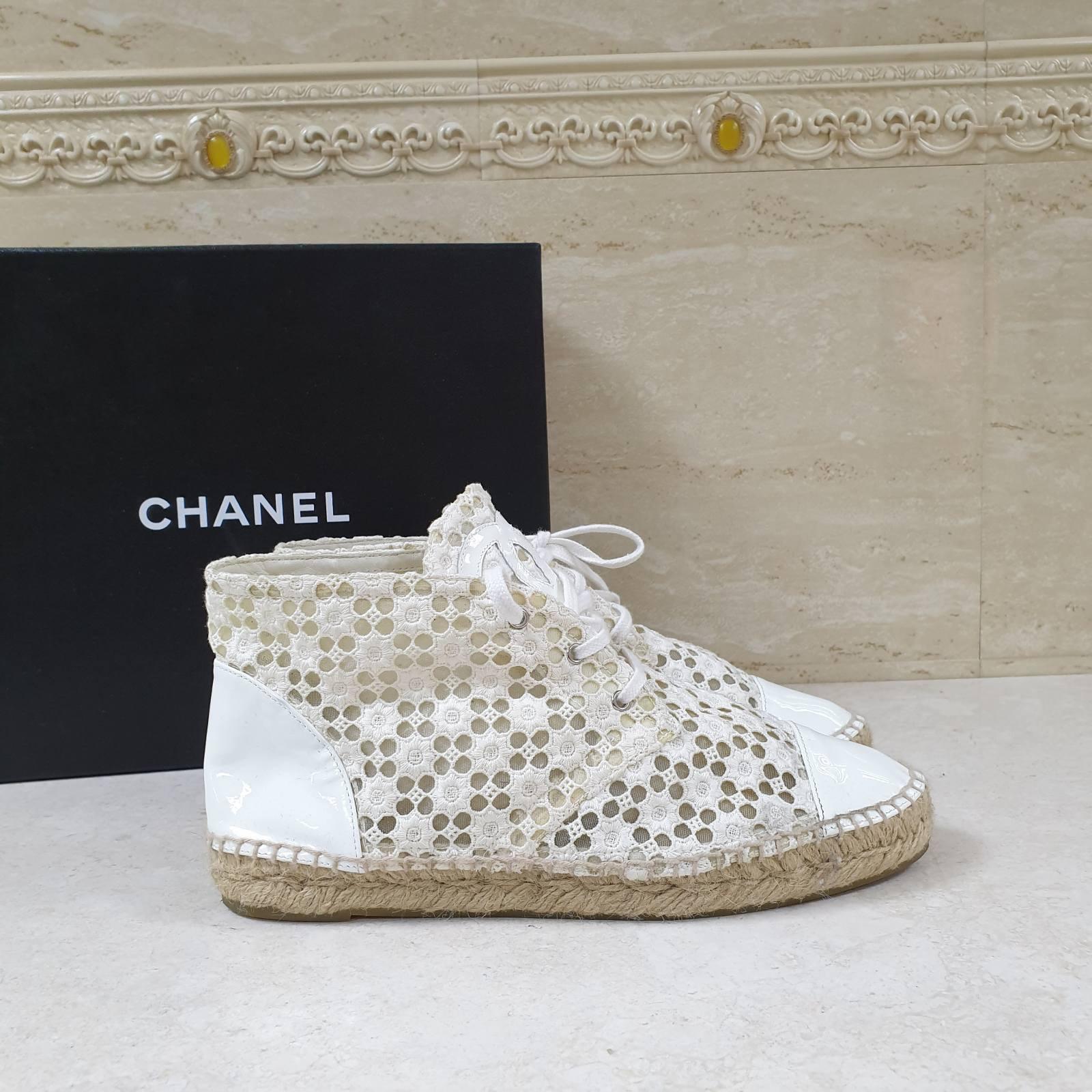 Chanel Cc gehäkelte Espadrilles mit Lacklederbesatz (Grau) im Angebot