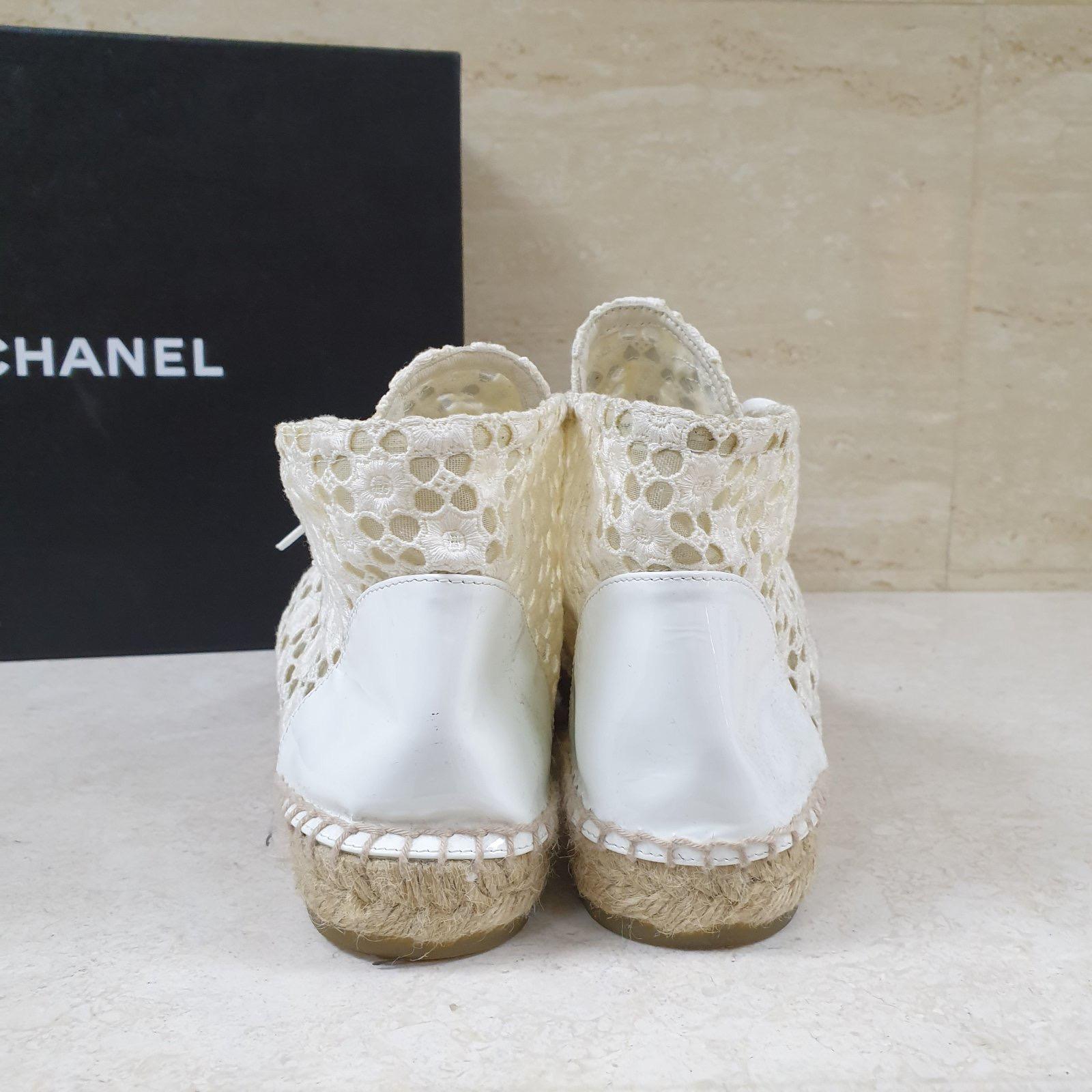 Chanel Cc gehäkelte Espadrilles mit Lacklederbesatz Damen im Angebot