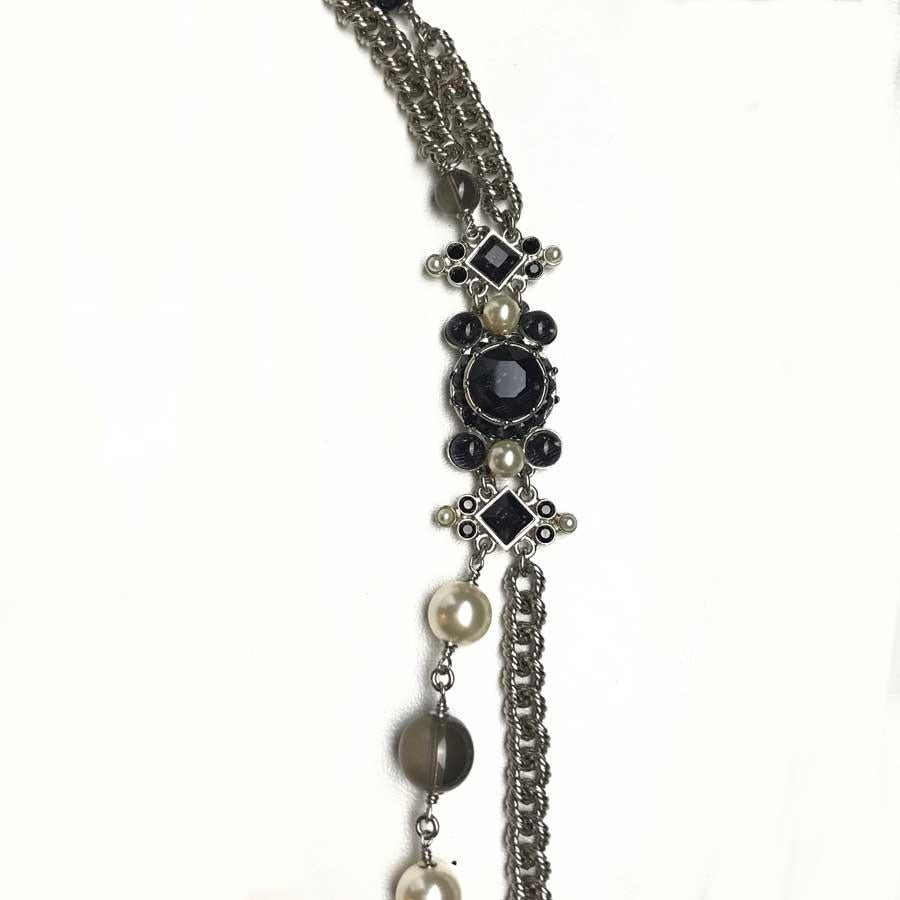 COLLECTOR ! This long necklace is from Maison CHANEL. Its chain is in silver metal and includes pearly pearls, black and gray transparent. The necklace also features a black rhinestone CC.
In very good condition. It measures 90 cm at the first hole