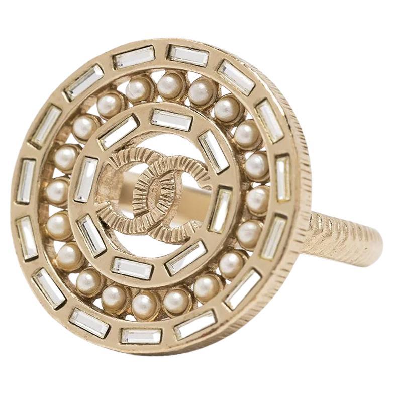 Chanel CC Anillo adornado con perlas y brillantes