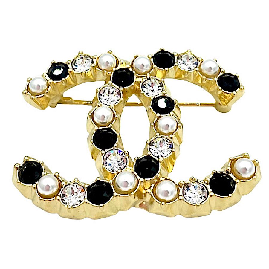 CHANEL CC Brooch in gilt metal set with Swarovski Rhinestones and pearly pearls.
In very good condition.
Made in France.
Dimensions: 5 x 3.8 cm
Presence of the CHANEL stamp.
Collection Fall 2020.

Will be delivered in a non-original dustbag