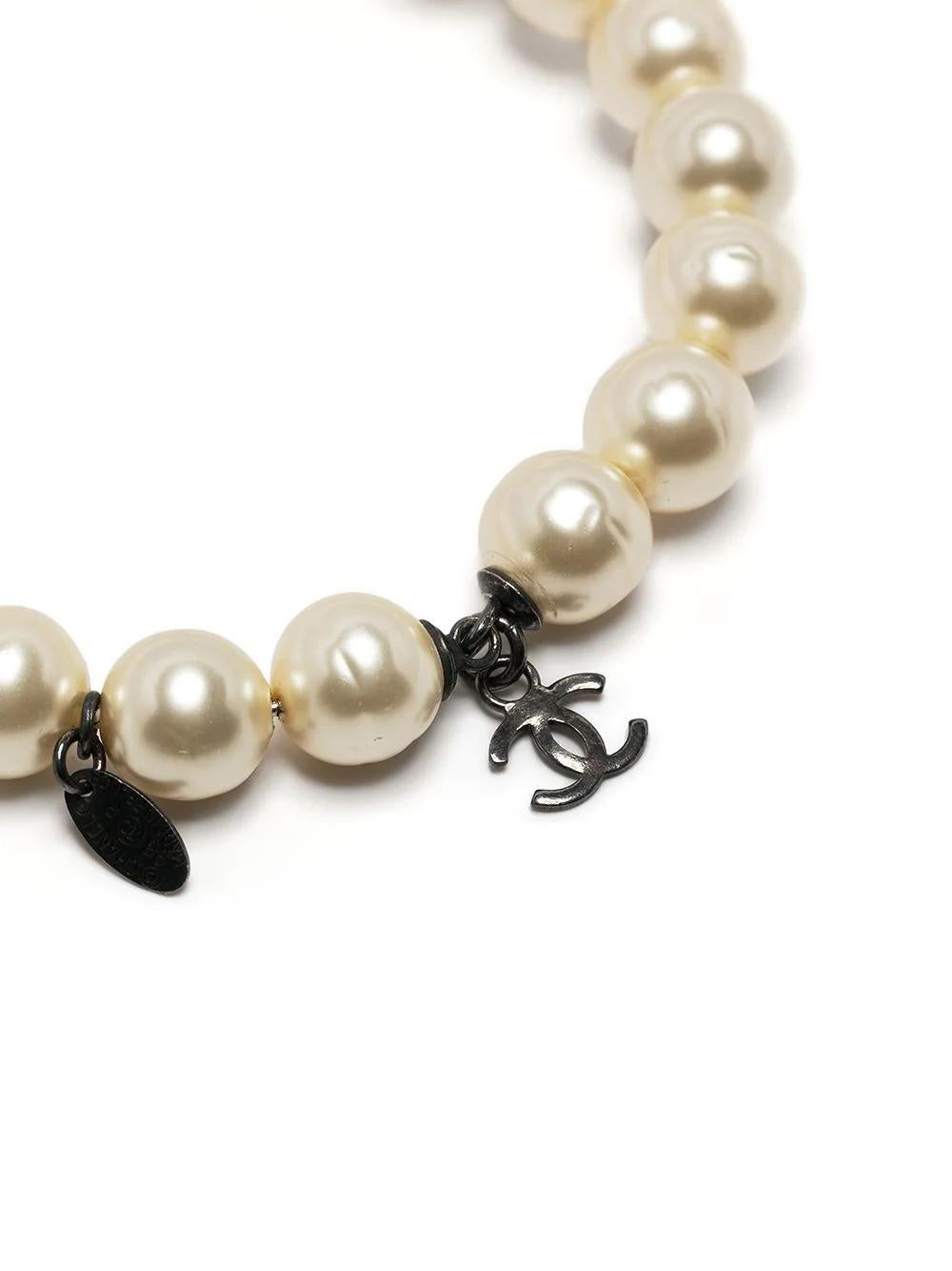 Adored by Coco Chanel, she believed pearls were all you needed to accessorize your outfit. Classic and timeless, this pre-owned pearl bracelet from the 1996 spring collection features a gunmetal grey 'CC' charm and a signature oval hangtag stamped