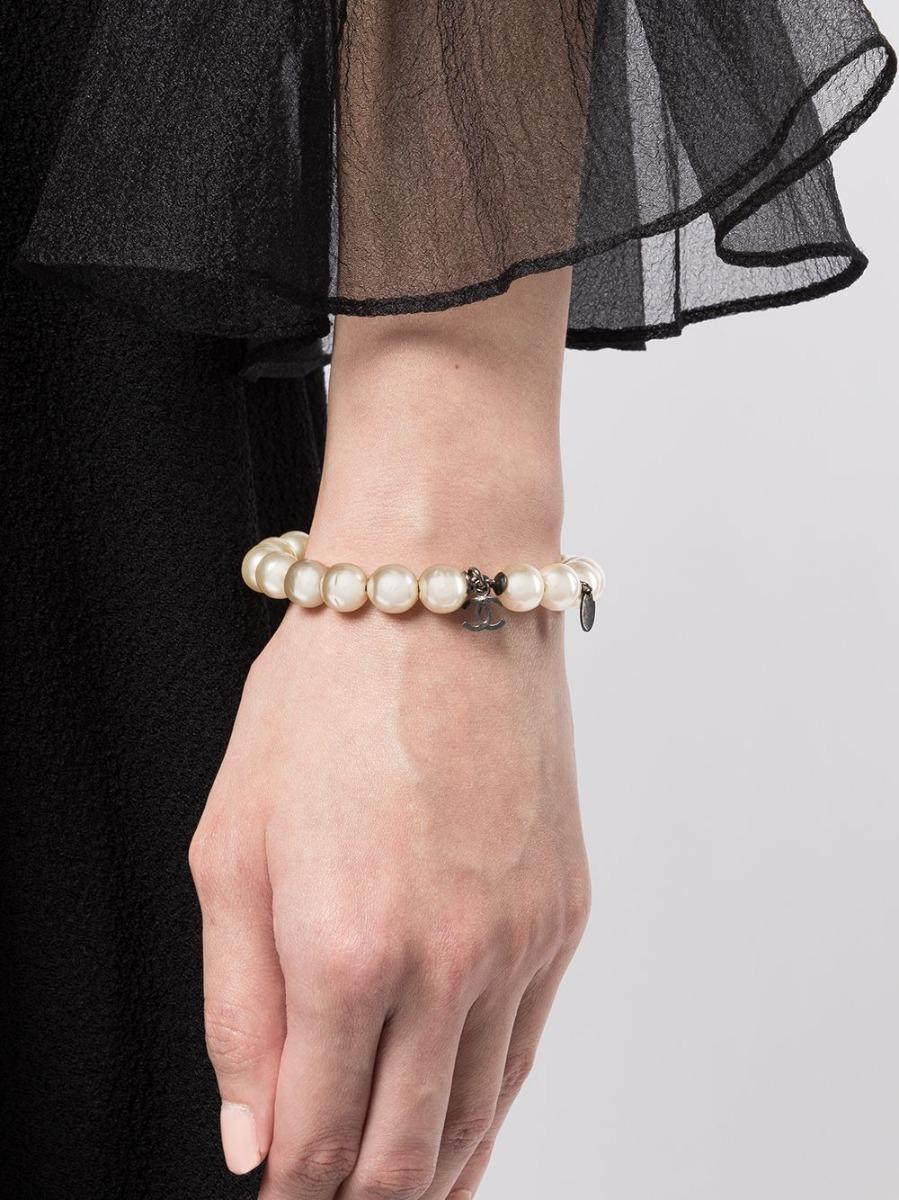 Chanel CC Pearl Bracelet  In Good Condition In London, GB