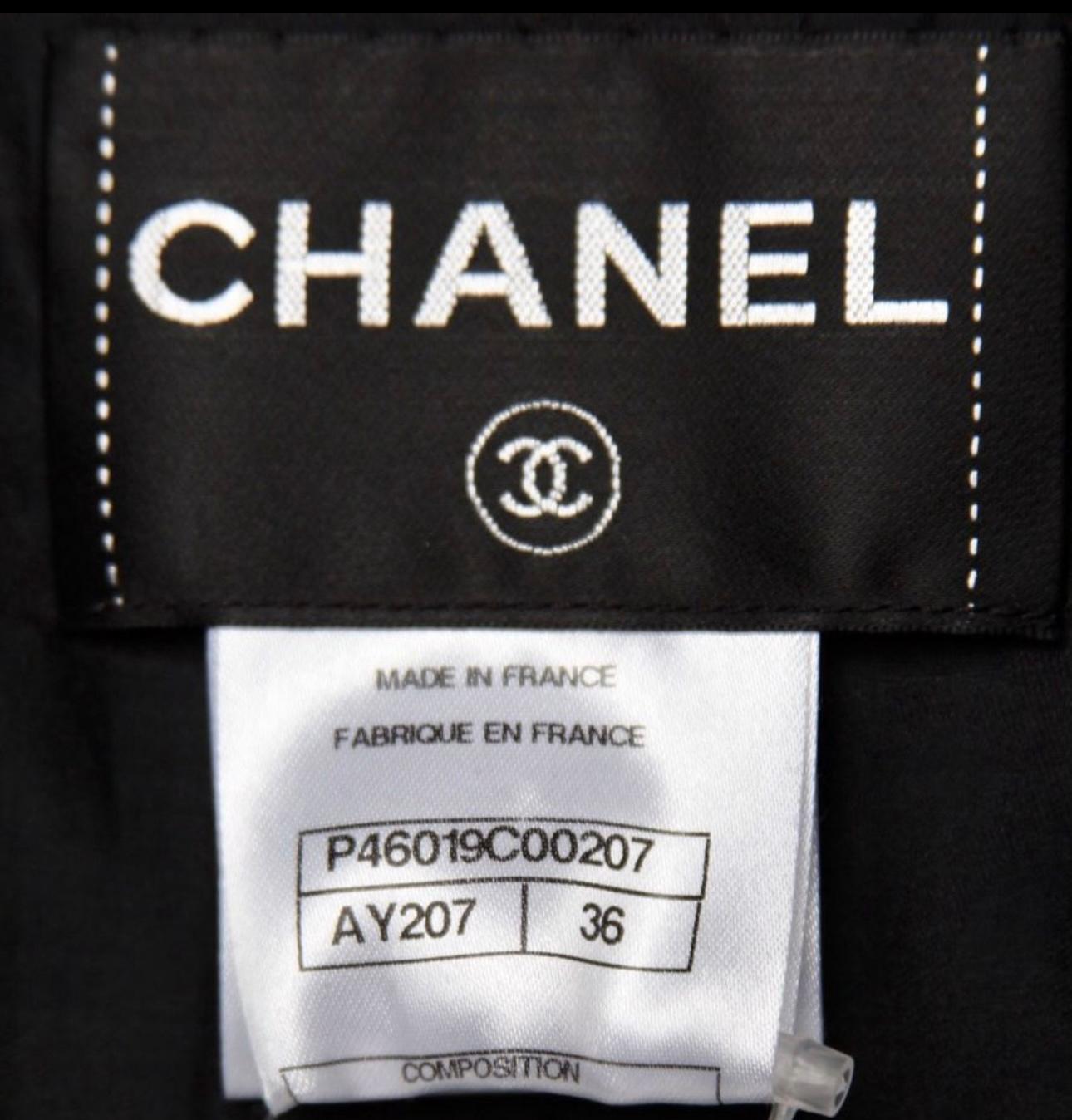 Chanel - CC - Boutons en perle - Veste courte en cuir noir en vente 6